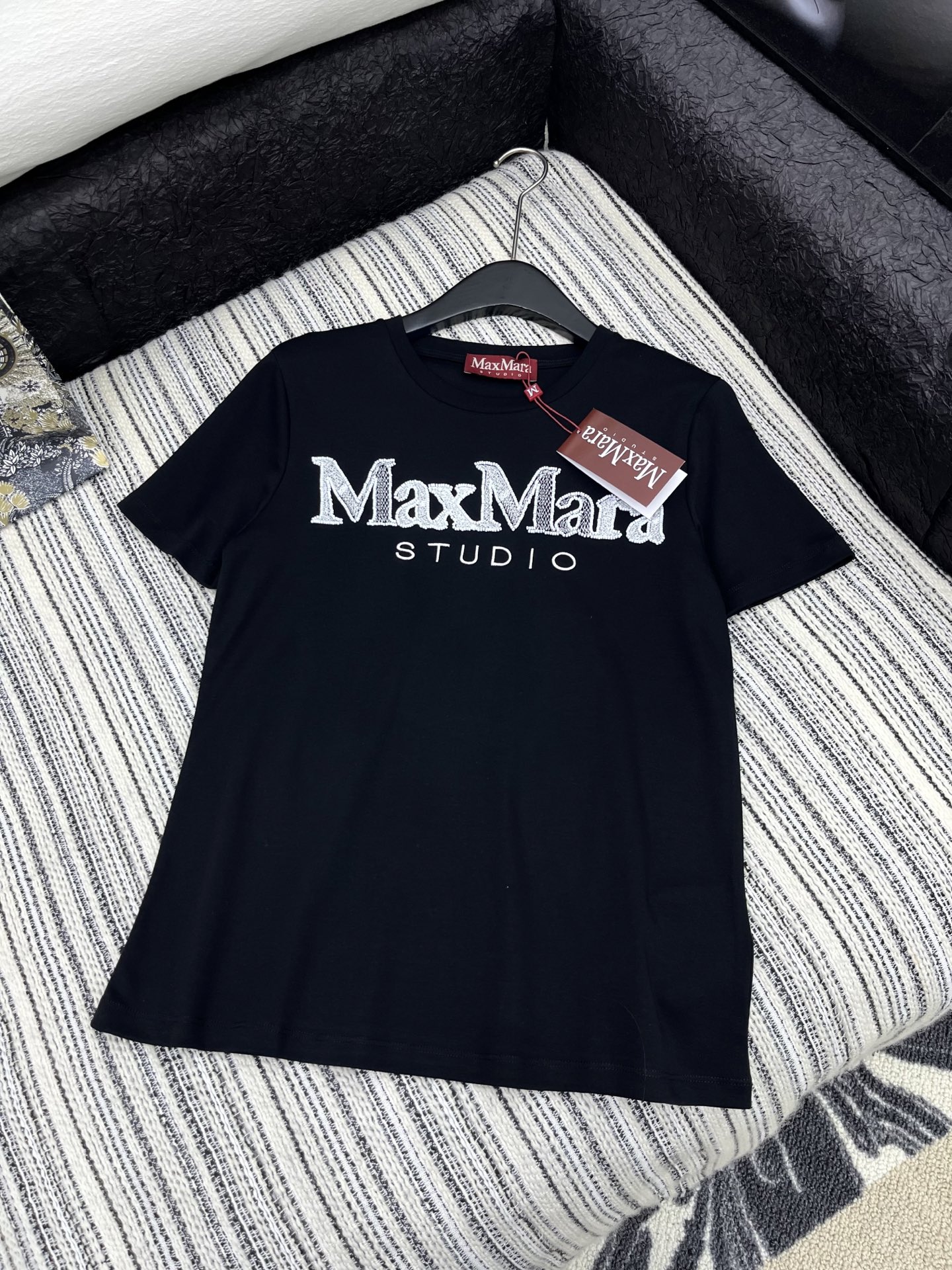 🛒𝐍𝐄𝐖 · 𝟐𝟎𝟐5/爆款现货

原单品质 Max Mar*｜2025新品立体刺绣订珠𝑇𝑒𝑒
饰以高品