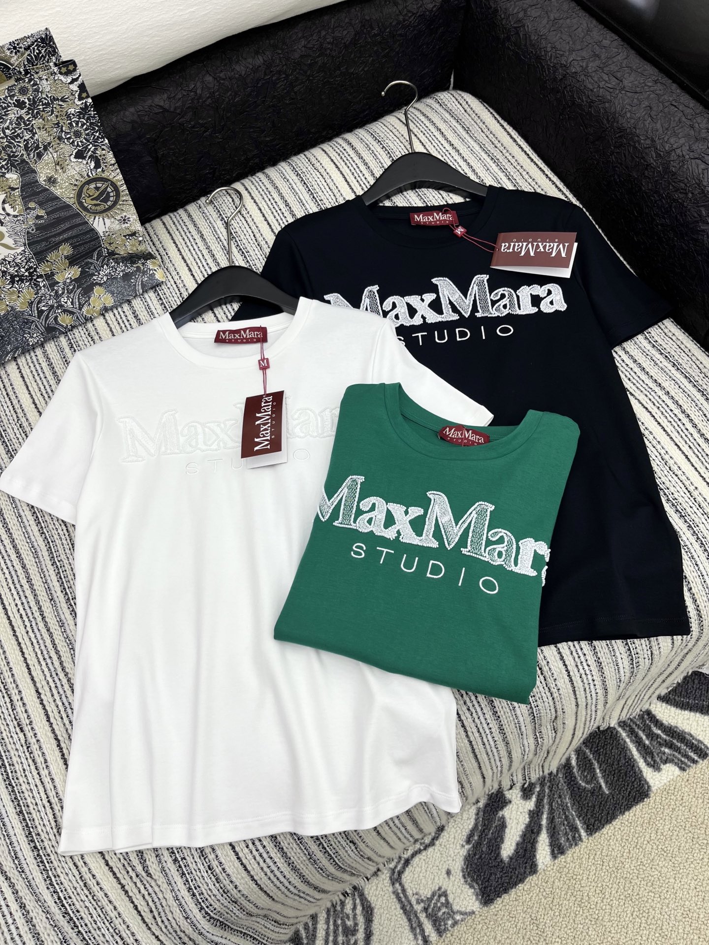 🛒𝐍𝐄𝐖 · 𝟐𝟎𝟐5/爆款现货

原单品质 Max Mar*｜2025新品立体刺绣订珠𝑇𝑒𝑒
饰以高品