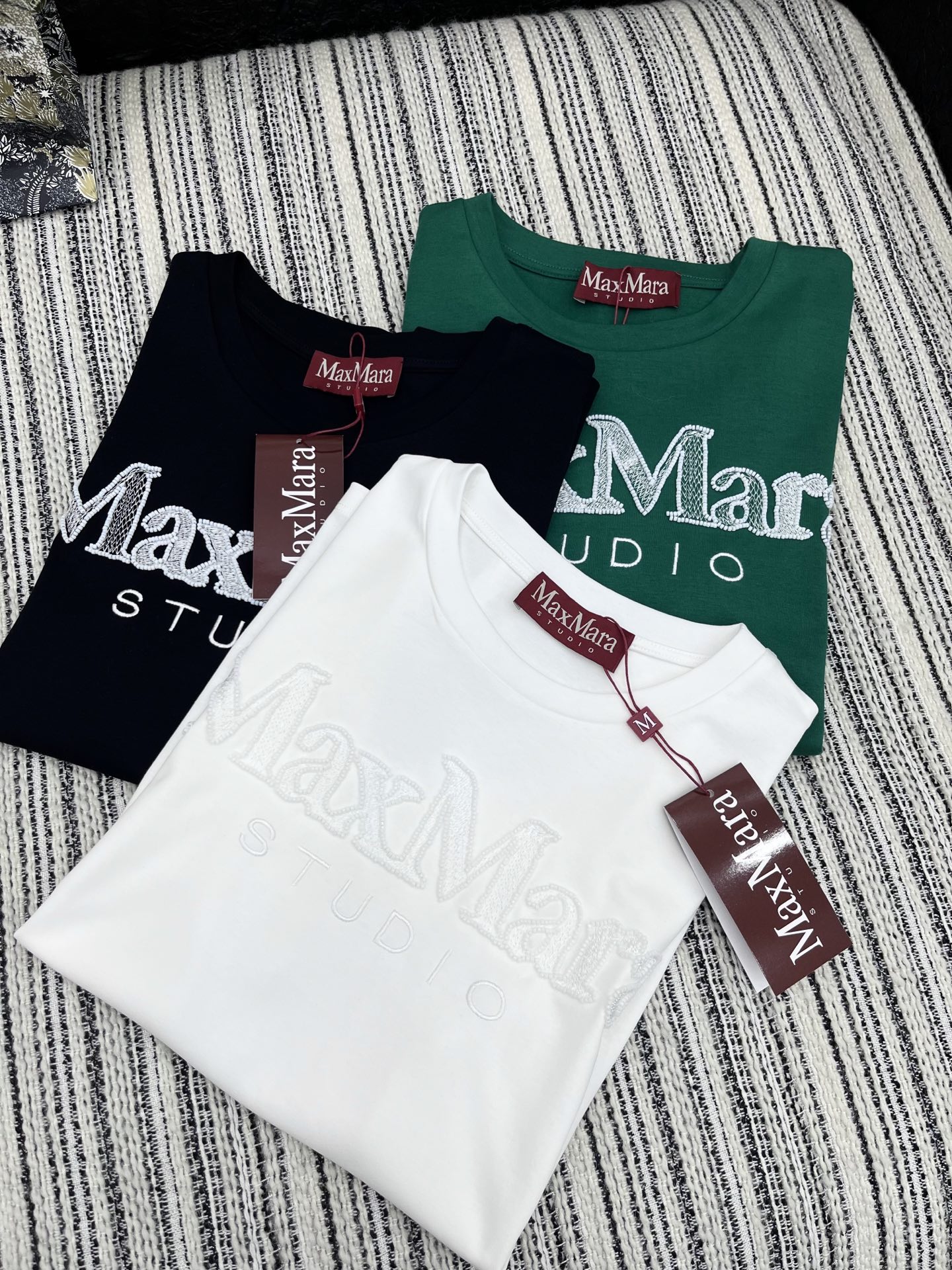🛒𝐍𝐄𝐖 · 𝟐𝟎𝟐5/爆款现货

原单品质 Max Mar*｜2025新品立体刺绣订珠𝑇𝑒𝑒
饰以高品
