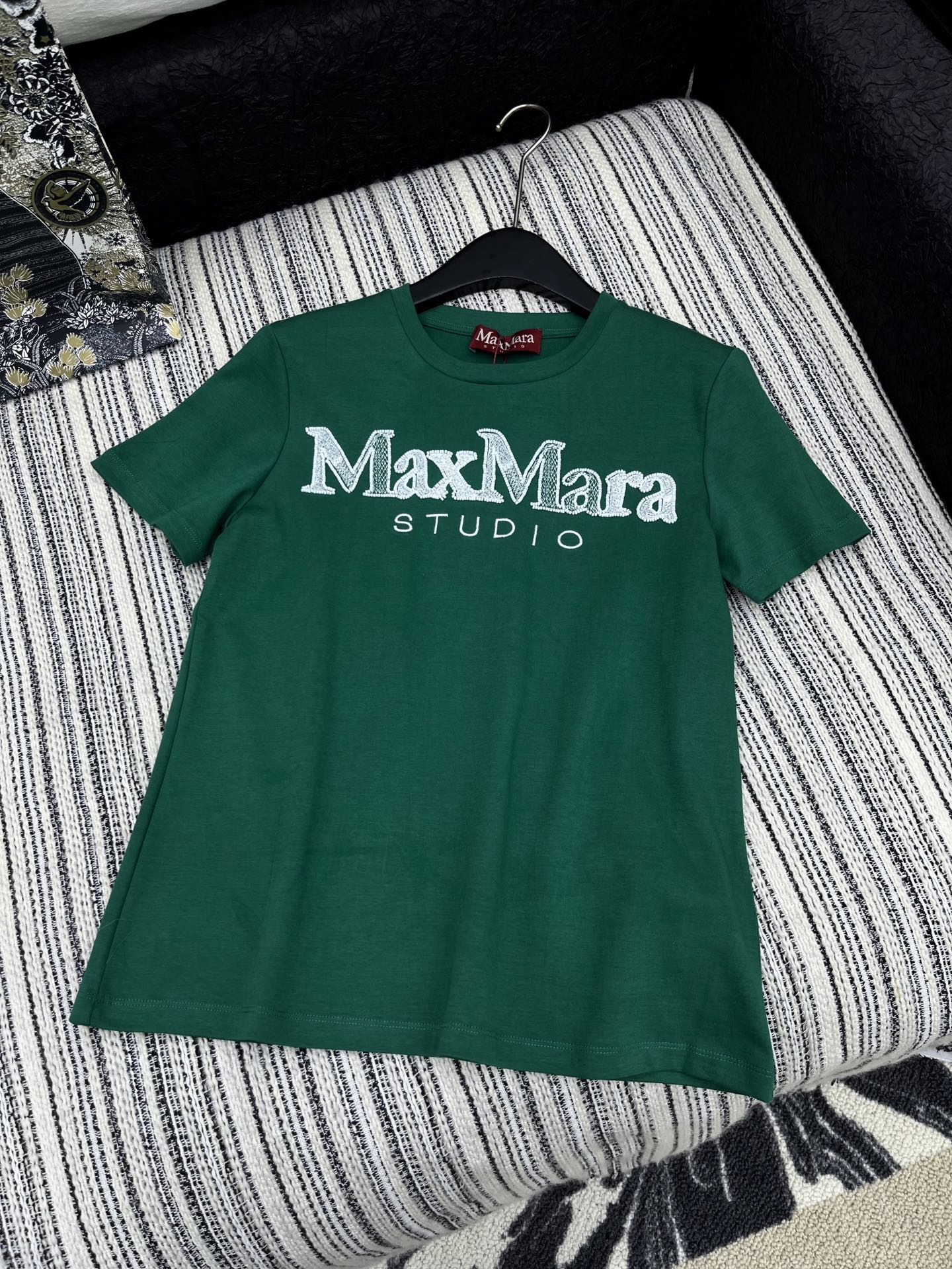 🛒𝐍𝐄𝐖 · 𝟐𝟎𝟐5/爆款现货

原单品质 Max Mar*｜2025新品立体刺绣订珠𝑇𝑒𝑒
饰以高品