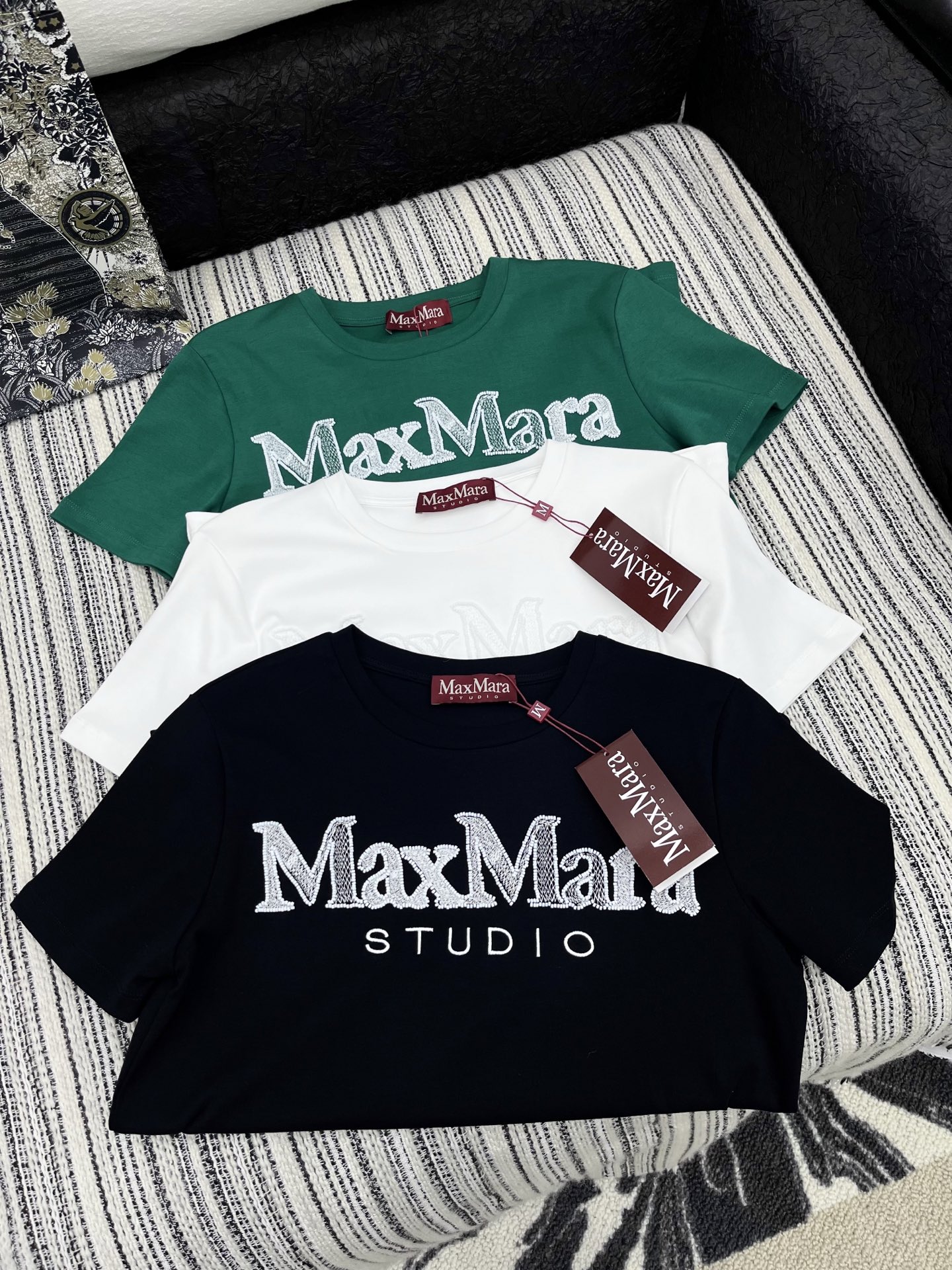 🛒𝐍𝐄𝐖 · 𝟐𝟎𝟐5/爆款现货

原单品质 Max Mar*｜2025新品立体刺绣订珠𝑇𝑒𝑒
饰以高品