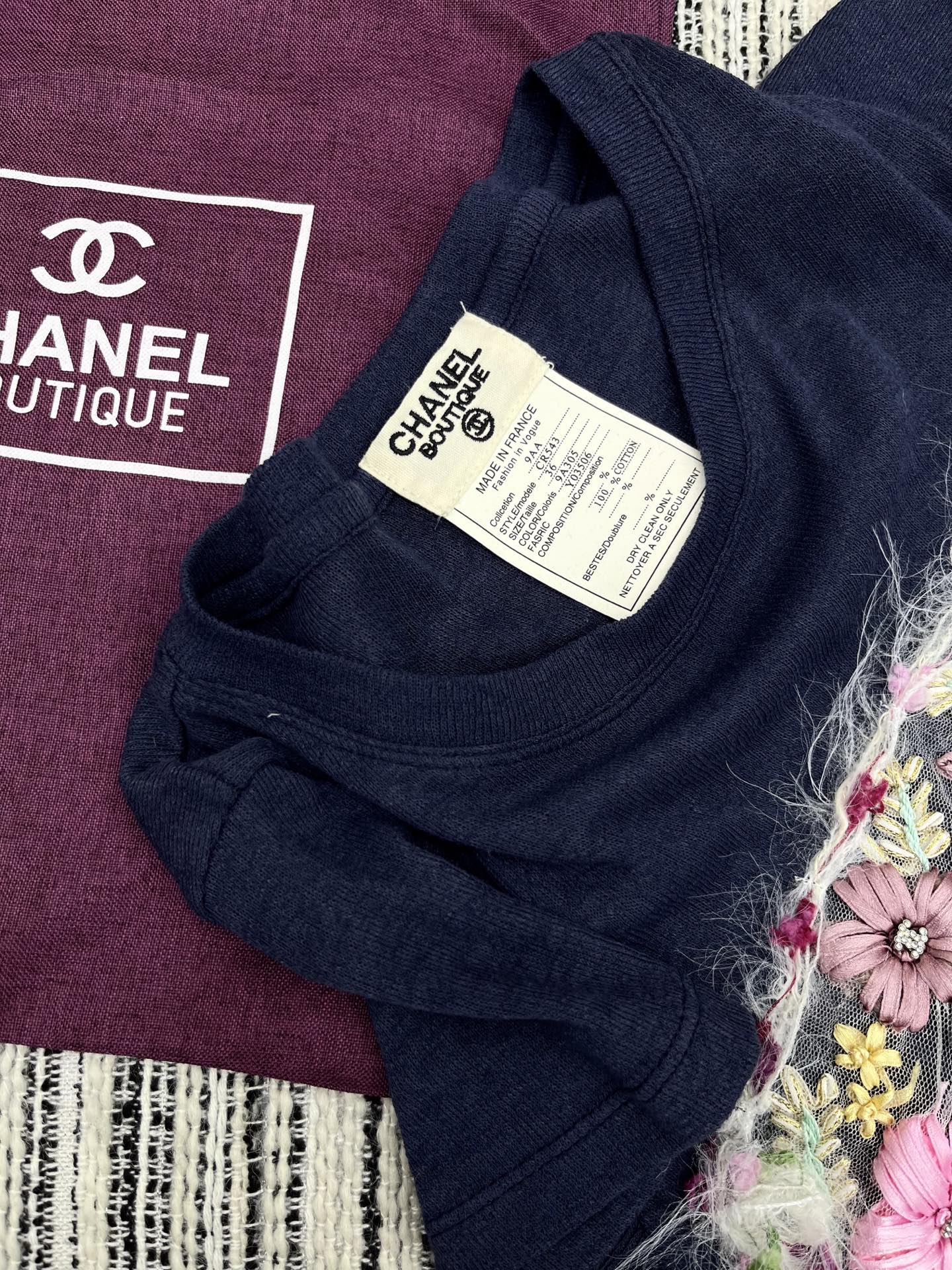 🛒𝐍𝐄𝐖 · 𝟐𝟎𝟐5/爆款现货

原单品质 Chane*｜2025新品中古风重工手工T恤
定制YB进口
