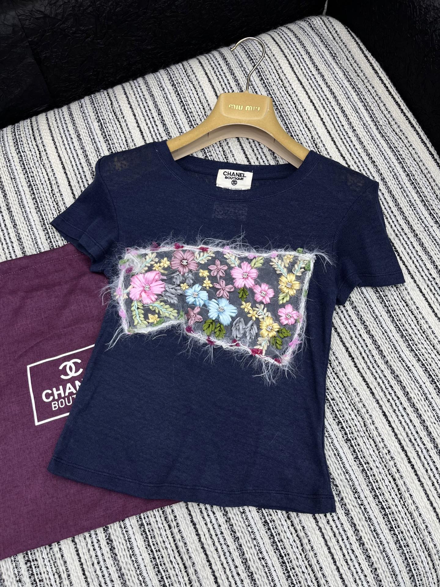🛒𝐍𝐄𝐖 · 𝟐𝟎𝟐5/爆款现货

原单品质 Chane*｜2025新品中古风重工手工T恤
定制YB进口