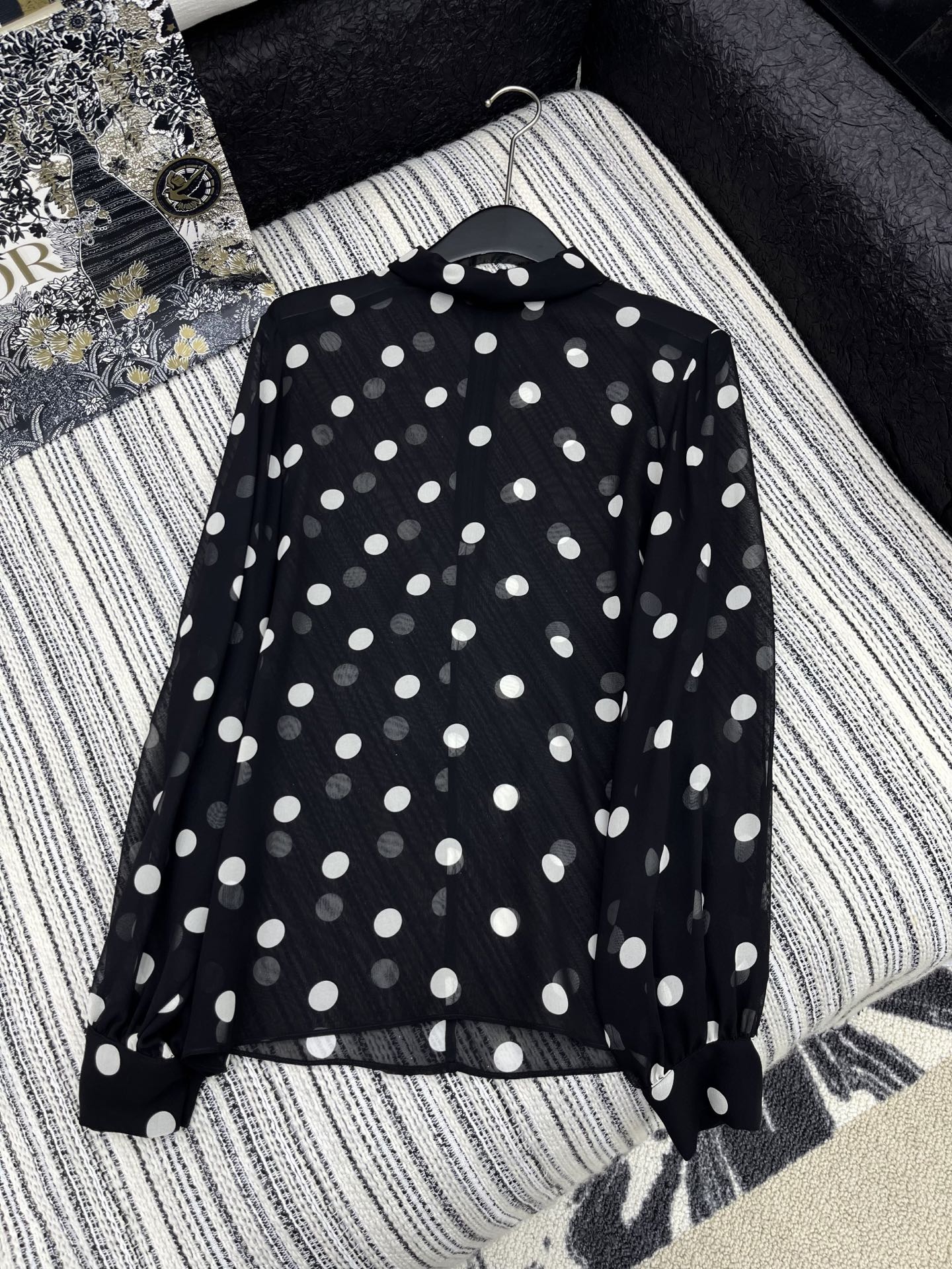 🛒𝐍𝐄𝐖 · 𝟐𝟎𝟐5/爆款现货

原单品质  Celin*｜2025新品波点真丝衬衣
定制YB材质 品