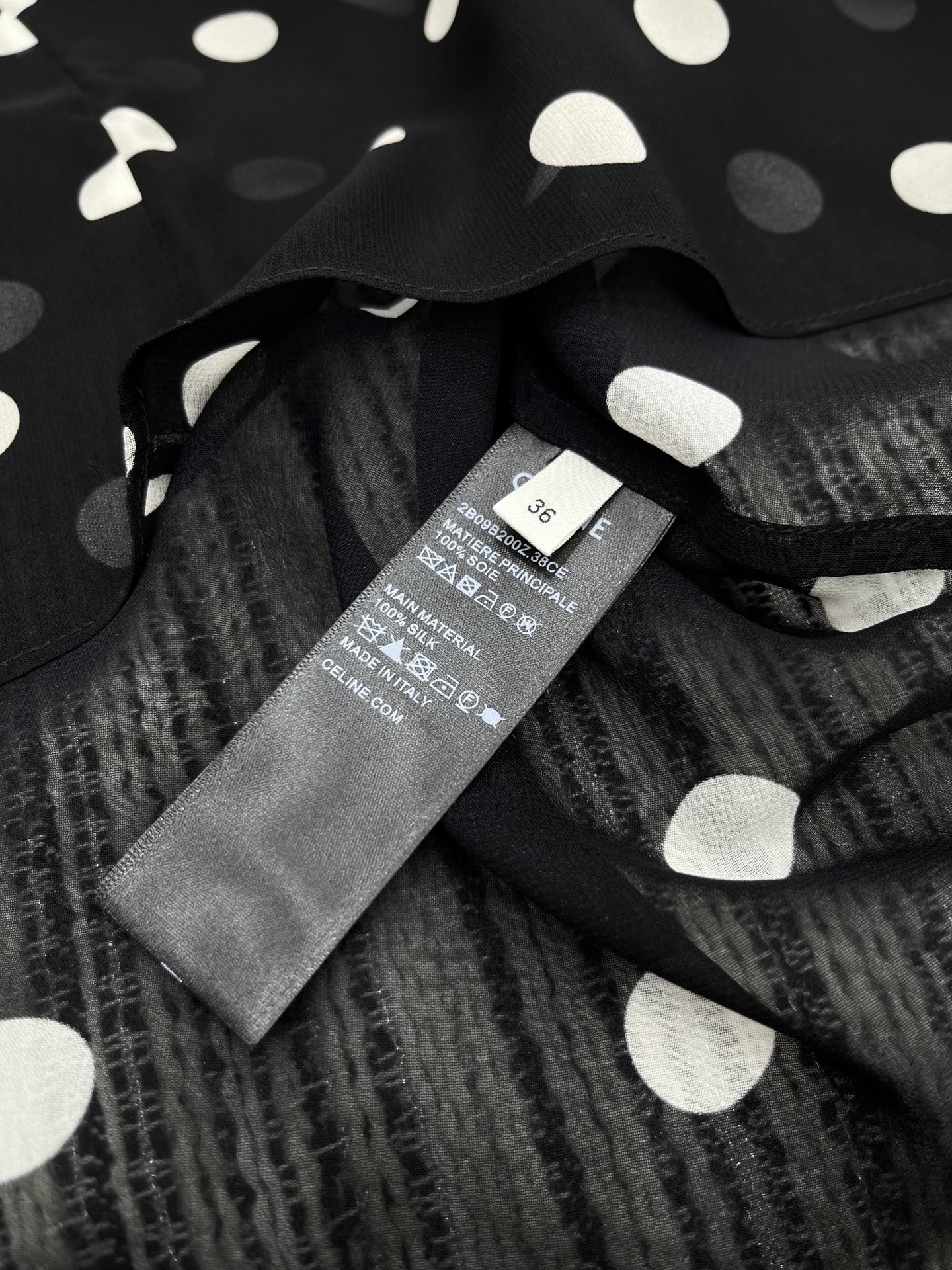 🛒𝐍𝐄𝐖 · 𝟐𝟎𝟐5/爆款现货

原单品质  Celin*｜2025新品波点真丝衬衣
定制YB材质 品