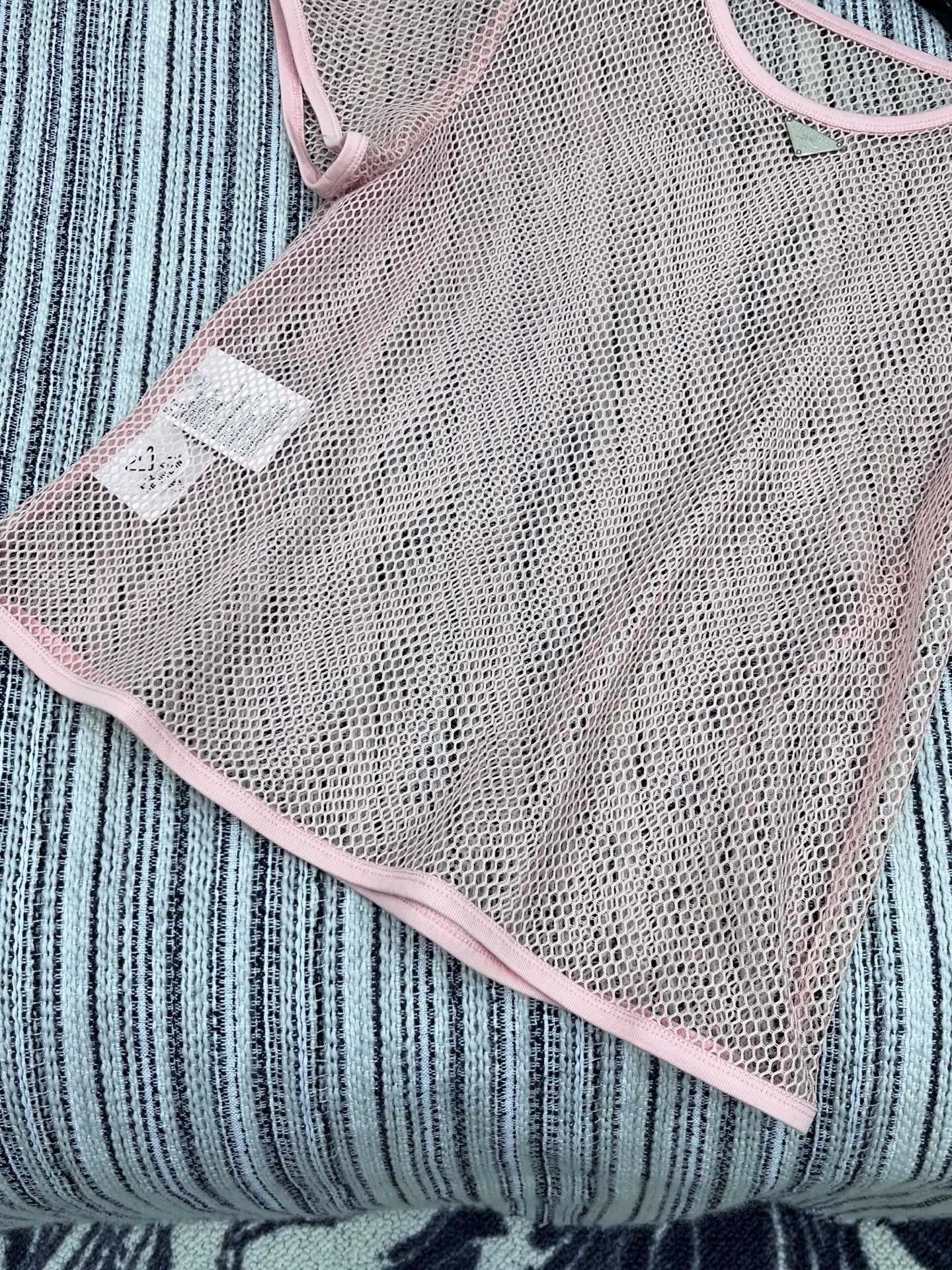 🛒𝐍𝐄𝐖 · 𝟐𝟎𝟐5/爆款现货

原单品质  Prad*｜2025新品圆领镂空编织𝑇𝑒𝑒
定制YB原生