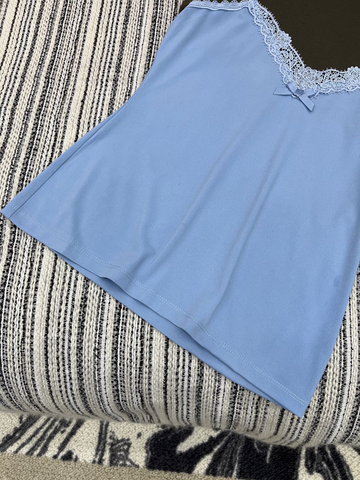 🛒𝐍𝐄𝐖 · 𝟐𝟎𝟐5/爆款现货

【原版定制】Acn*｜25春夏新款拼接假两件短袖T恤
推陈出新 采用