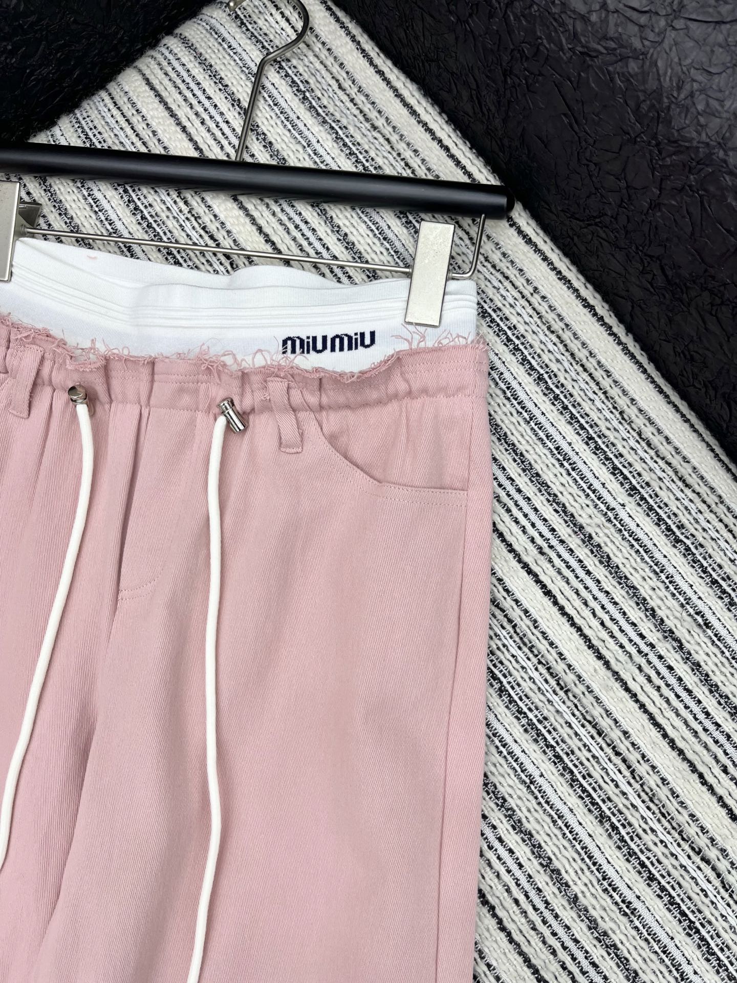 🛒𝐍𝐄𝐖 · 𝟐𝟎𝟐5/爆款现货

原单品质   Miu Mi*｜女神同款双腰头抽绳毛边牛仔裤 
这款牛