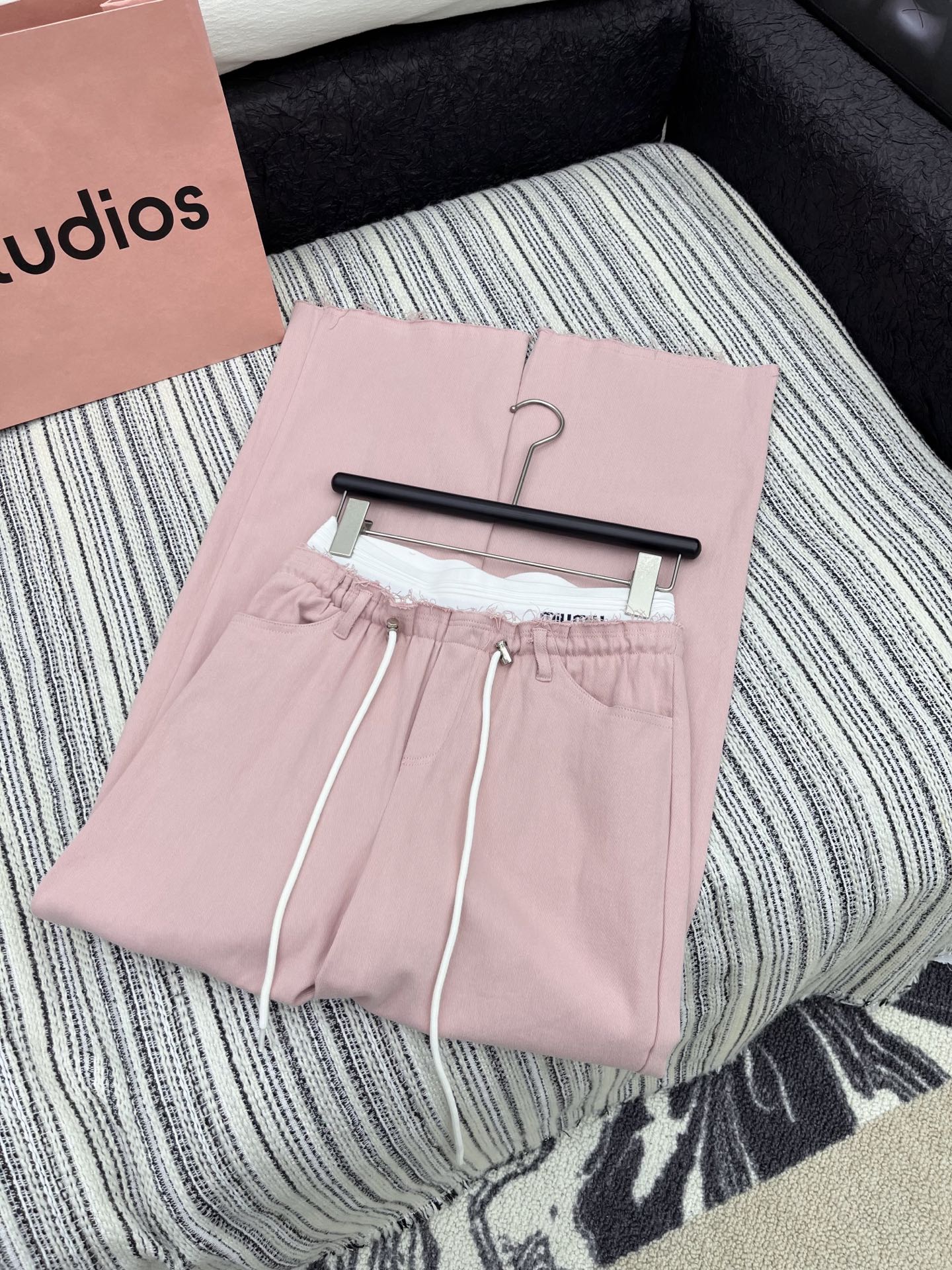 🛒𝐍𝐄𝐖 · 𝟐𝟎𝟐5/爆款现货

原单品质   Miu Mi*｜女神同款双腰头抽绳毛边牛仔裤 
这款牛