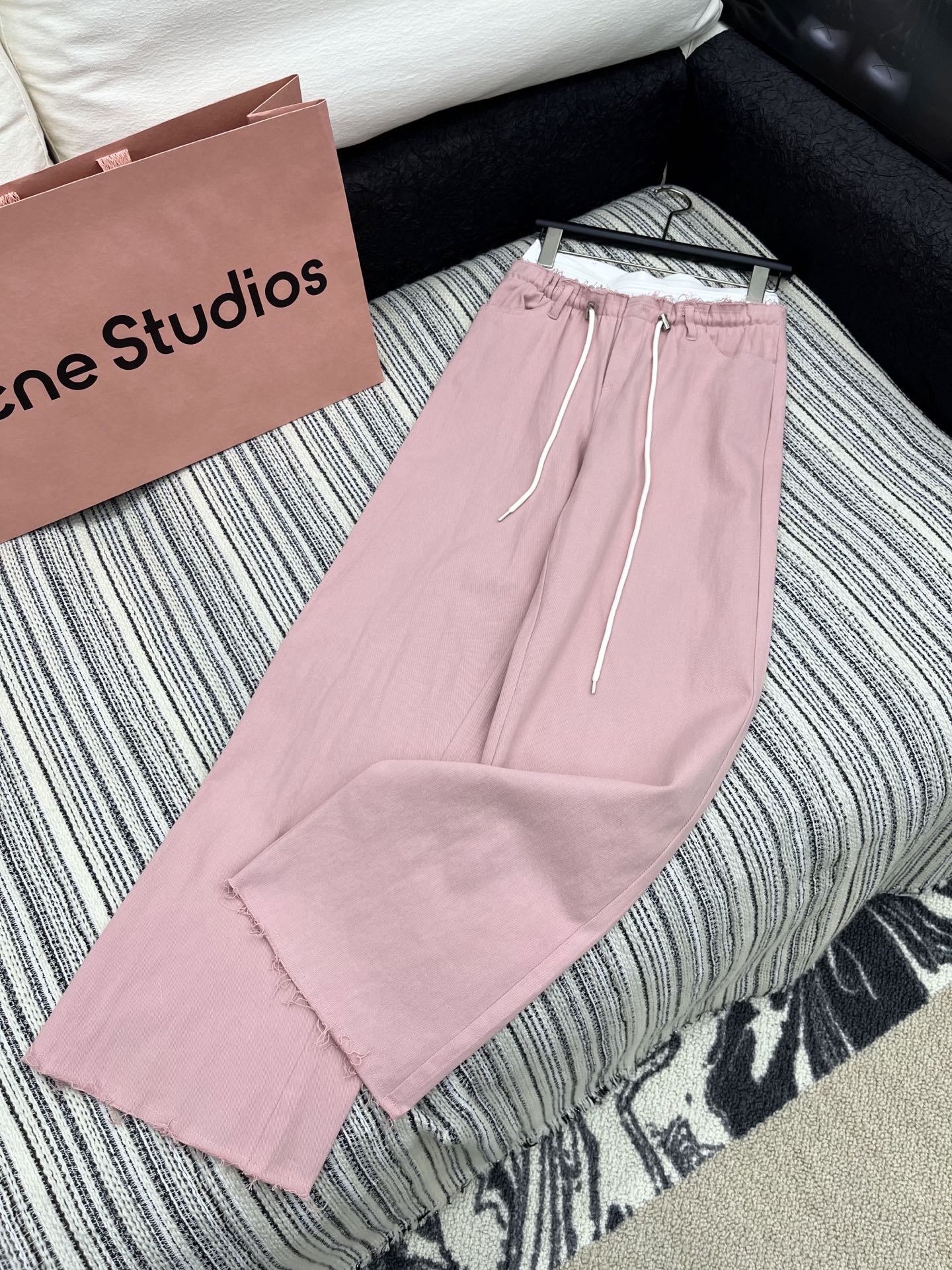 🛒𝐍𝐄𝐖 · 𝟐𝟎𝟐5/爆款现货

原单品质   Miu Mi*｜女神同款双腰头抽绳毛边牛仔裤 
这款牛