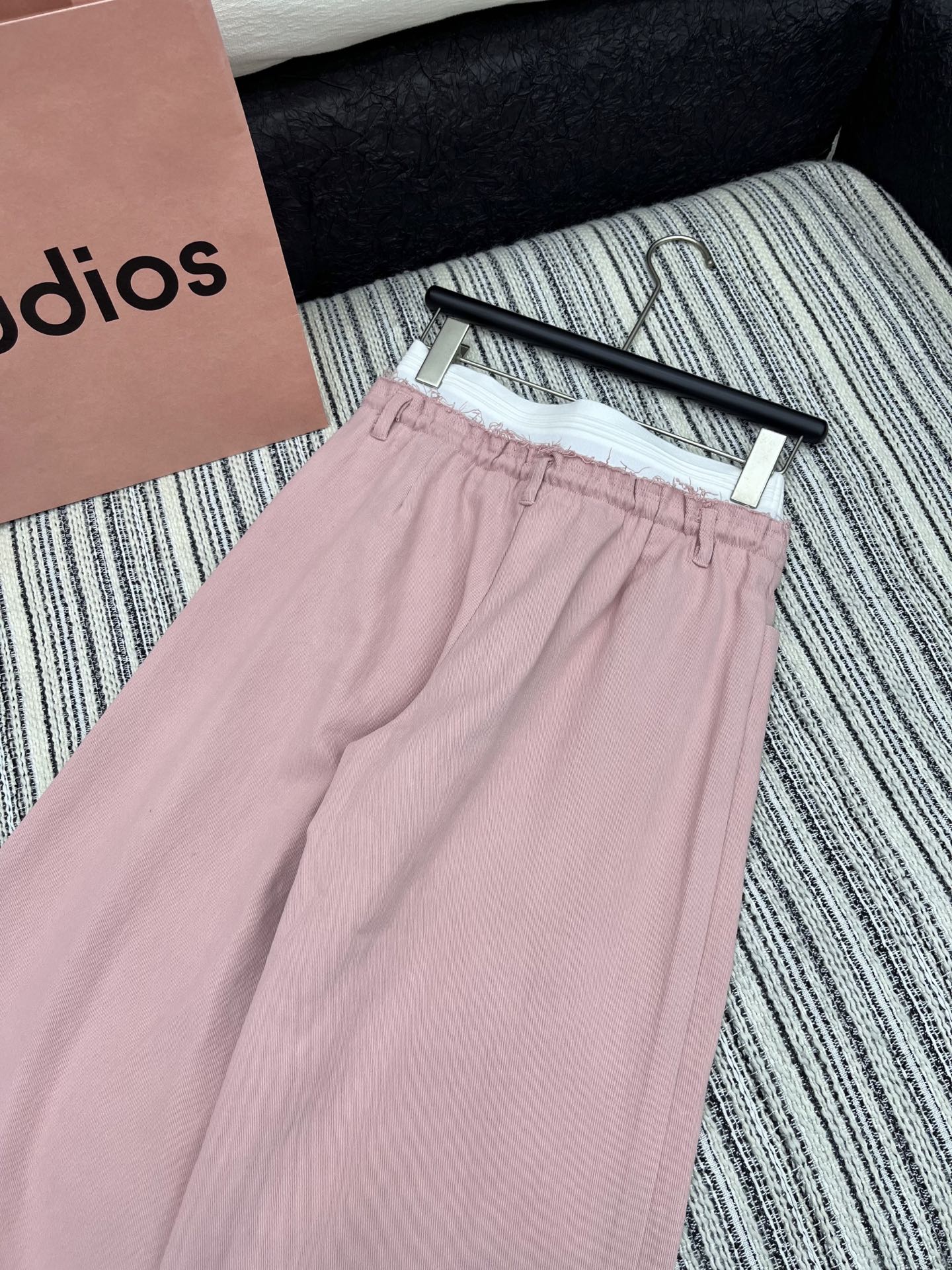 🛒𝐍𝐄𝐖 · 𝟐𝟎𝟐5/爆款现货

原单品质   Miu Mi*｜女神同款双腰头抽绳毛边牛仔裤 
这款牛