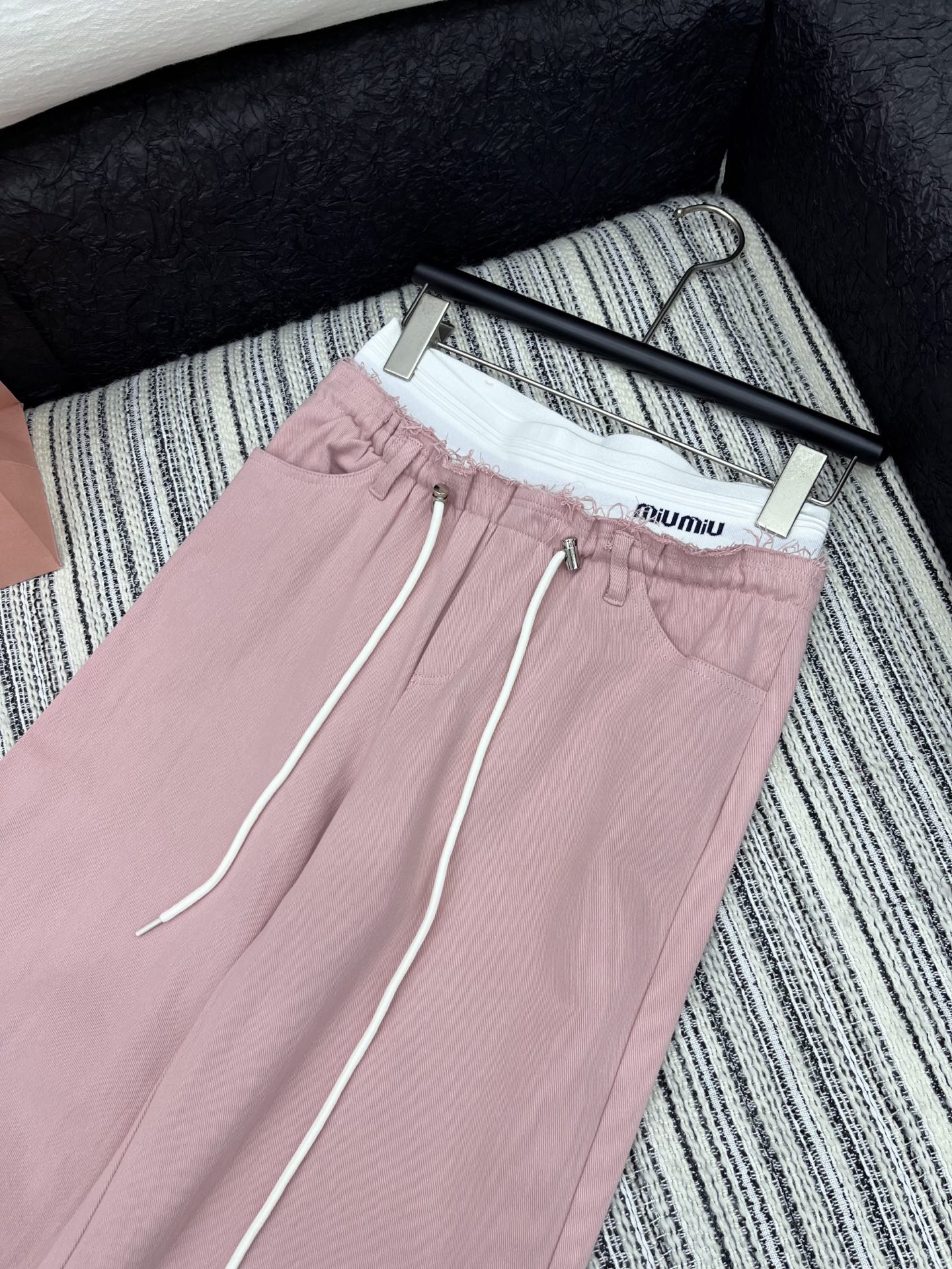 🛒𝐍𝐄𝐖 · 𝟐𝟎𝟐5/爆款现货

原单品质   Miu Mi*｜女神同款双腰头抽绳毛边牛仔裤 
这款牛