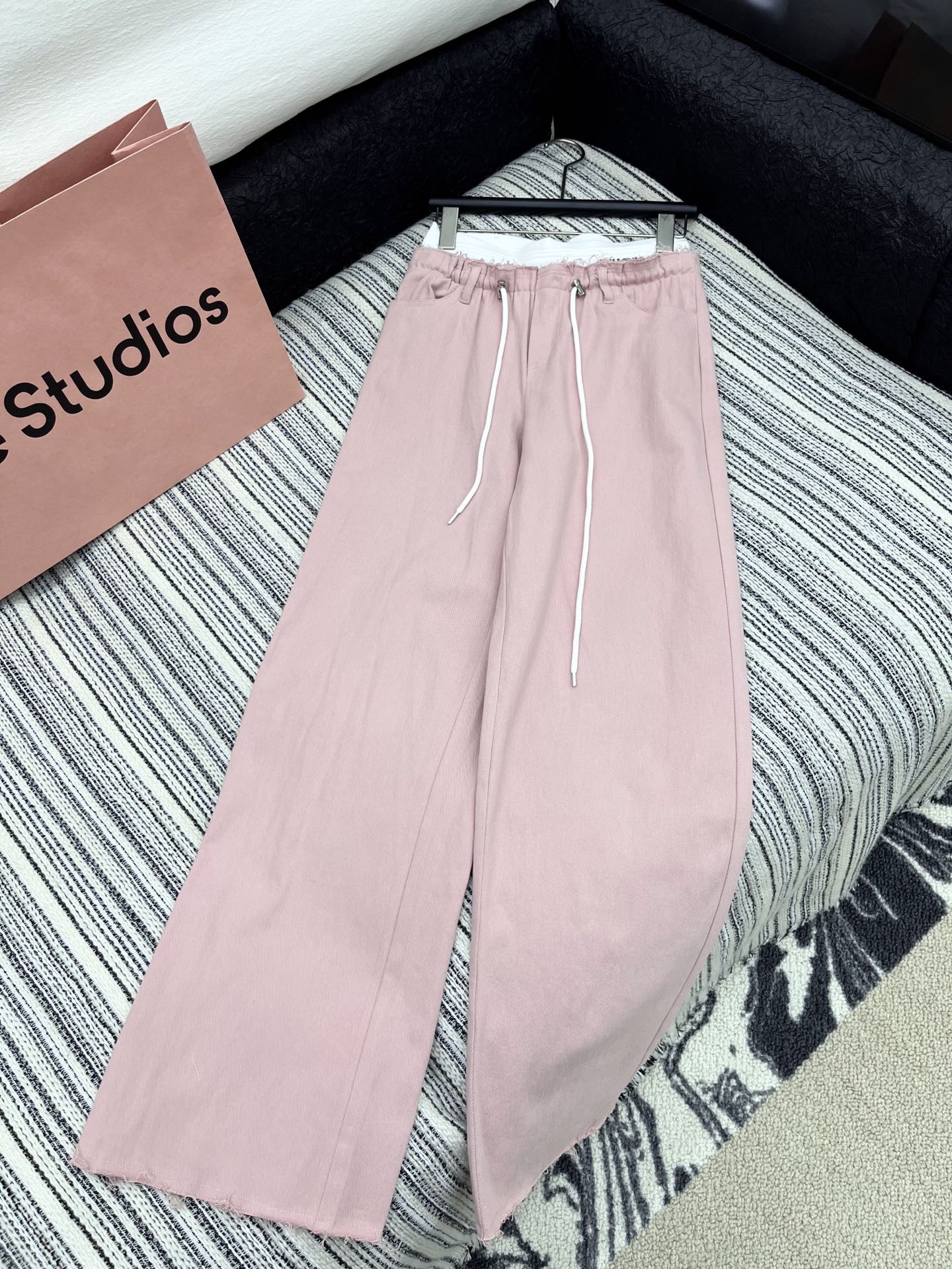 🛒𝐍𝐄𝐖 · 𝟐𝟎𝟐5/爆款现货

原单品质   Miu Mi*｜女神同款双腰头抽绳毛边牛仔裤 
这款牛