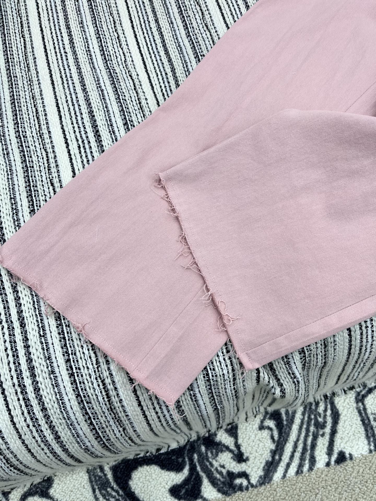 🛒𝐍𝐄𝐖 · 𝟐𝟎𝟐5/爆款现货

原单品质   Miu Mi*｜女神同款双腰头抽绳毛边牛仔裤 
这款牛