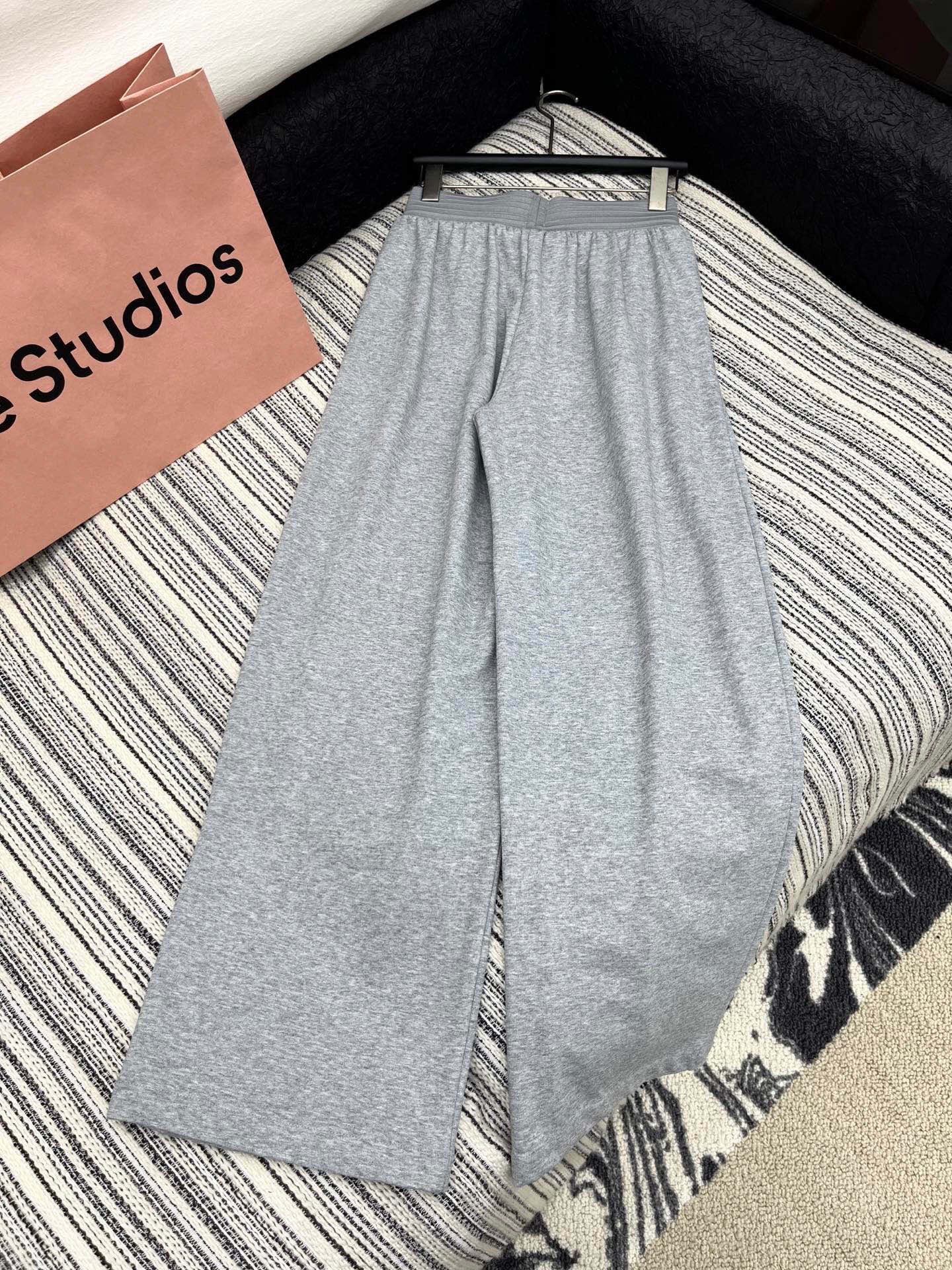 🛒𝐍𝐄𝐖 · 𝟐𝟎𝟐5/爆款现货

原单品质  Alex*｜25新款抽绳休闲裤
颜色百搭高级  定制字母