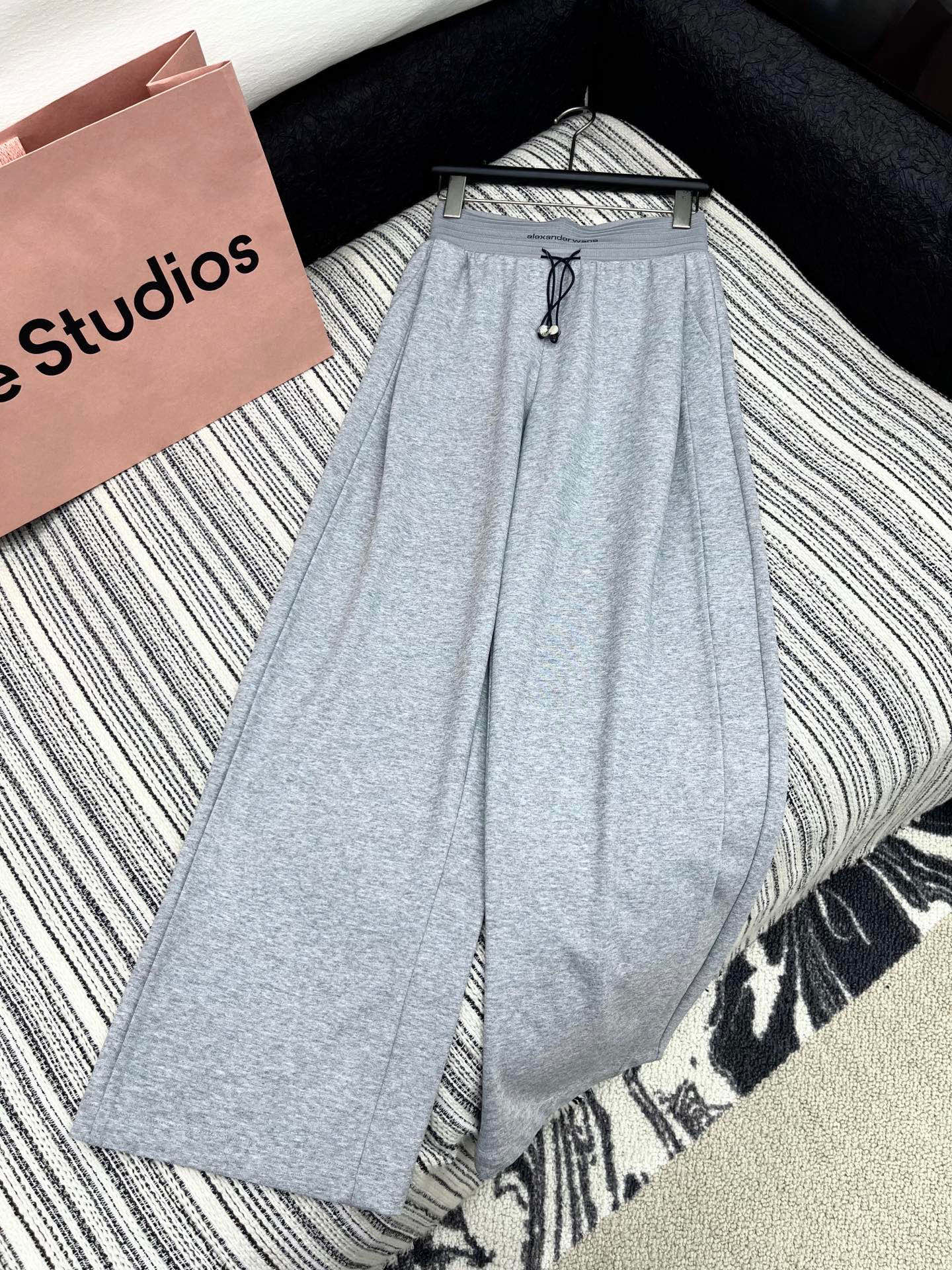 🛒𝐍𝐄𝐖 · 𝟐𝟎𝟐5/爆款现货

原单品质  Alex*｜25新款抽绳休闲裤
颜色百搭高级  定制字母