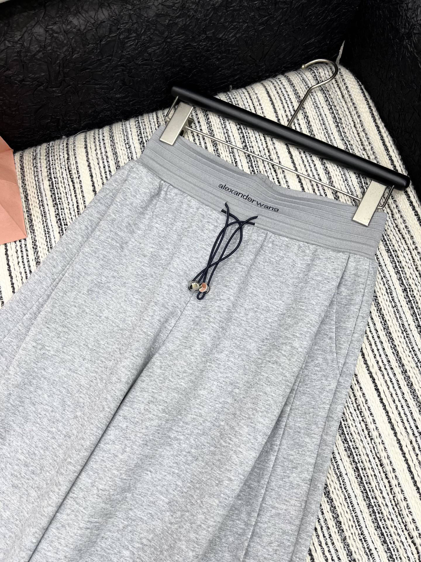 🛒𝐍𝐄𝐖 · 𝟐𝟎𝟐5/爆款现货

原单品质  Alex*｜25新款抽绳休闲裤
颜色百搭高级  定制字母