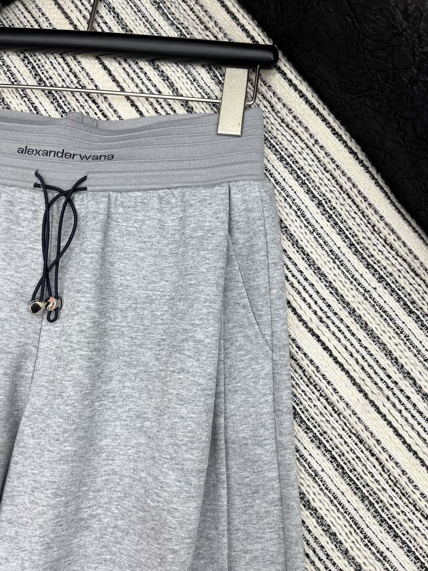 🛒𝐍𝐄𝐖 · 𝟐𝟎𝟐5/爆款现货

原单品质  Alex*｜25新款抽绳休闲裤
颜色百搭高级  定制字母
