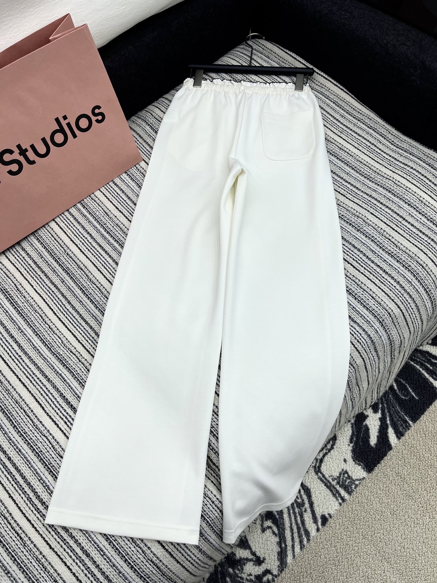 🛒𝐍𝐄𝐖 · 𝟐𝟎𝟐5/爆款现货

原单品质  Miu Mi*｜25新款抽绳拼接休闲裤
颜色百搭高级  
