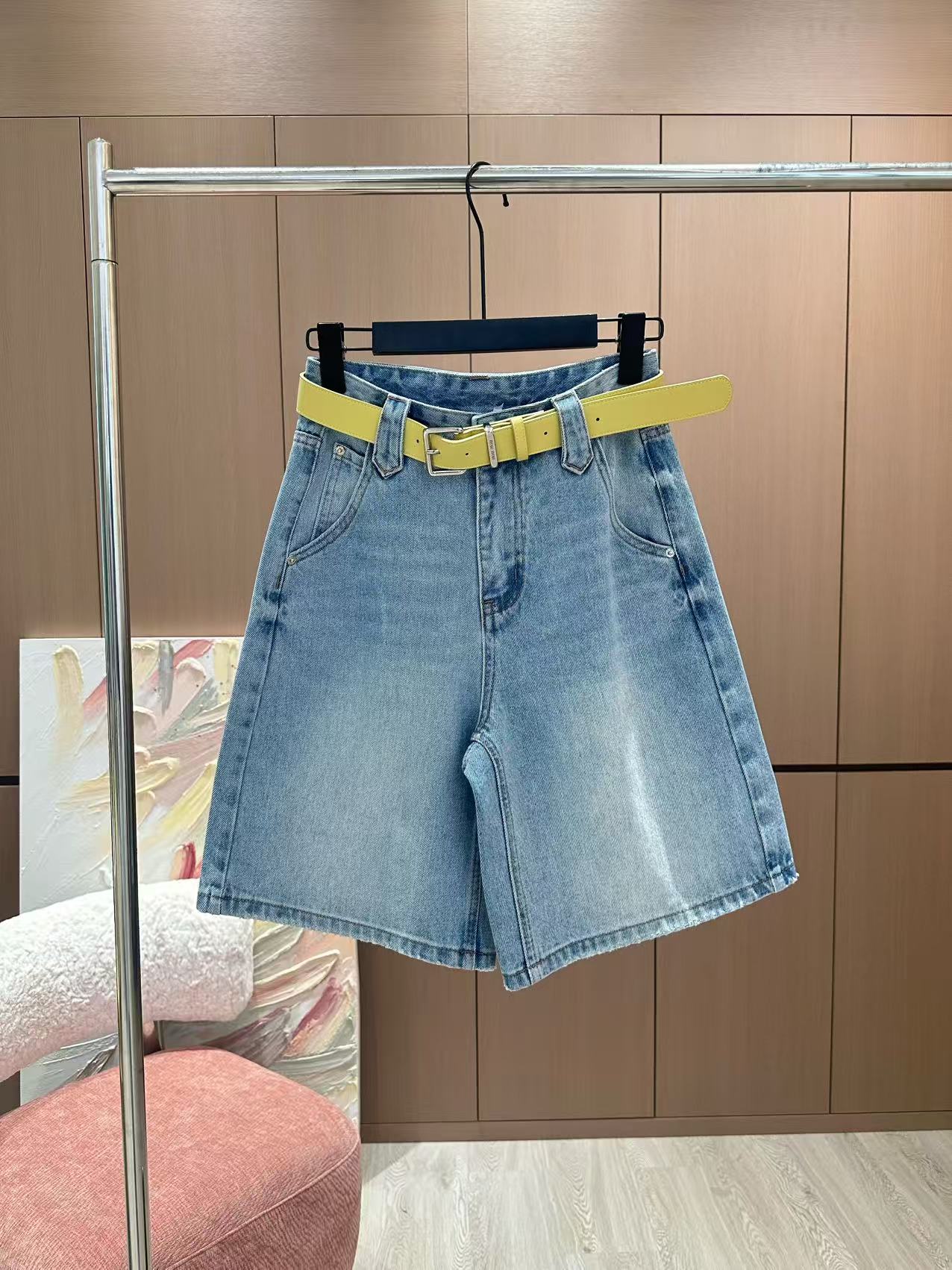 NO:329273,Miu Mi*｜Goddess's five-point jeans are the same as the goddess. This jeans are made of high-quality fabrics, craftsmanship and gradient color washing, and the crisp style is combined with a personalized design. Exclusive brand printing decoration makes you the most unique existence. Whether it is a trendy frontline or daily leisure, it can make your matching full of innovation. Create your exclusive style and show your personality. Blue | White SML,,miumiu,jeans,alexander wang19860909Miu Mi*｜女神同款五分牛仔裤 这款牛仔裤选用优质面料,工艺渐变色洗水,挺括的版型与个性的设计相结合,专属品牌印花装饰,让你成为最独特的存在. 无论是潮流前线还是日常休闲,它都能让您的搭配充满新意.打造你的专属风格,尽情展现个性. 蓝色｜白色 SML,,miumiu,jeans,alexander wang,Women's clothing