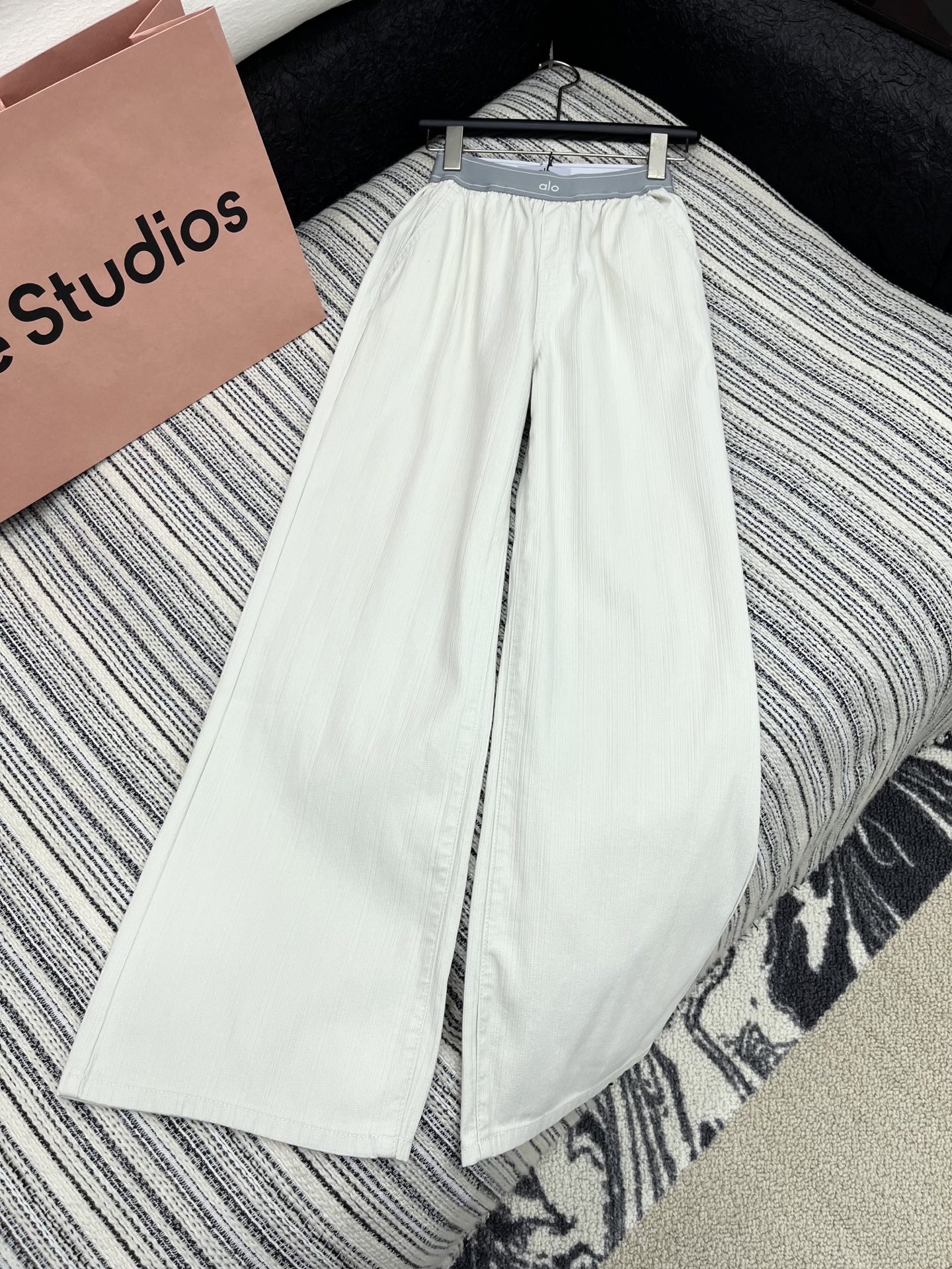 🛒𝐍𝐄𝐖 · 𝟐𝟎𝟐5/爆款现货

原单品质  Alo｜2025新款休闲牛仔裤
极具设计感的一款百搭单品