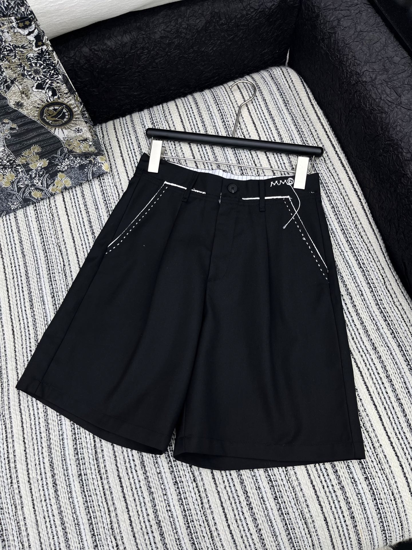 🛒𝐍𝐄𝐖 · 𝟐𝟎𝟐5/爆款现货

✔️时髦精们衣橱必备的一条百慕大中裤
原单品质  MM6经典拉线心机