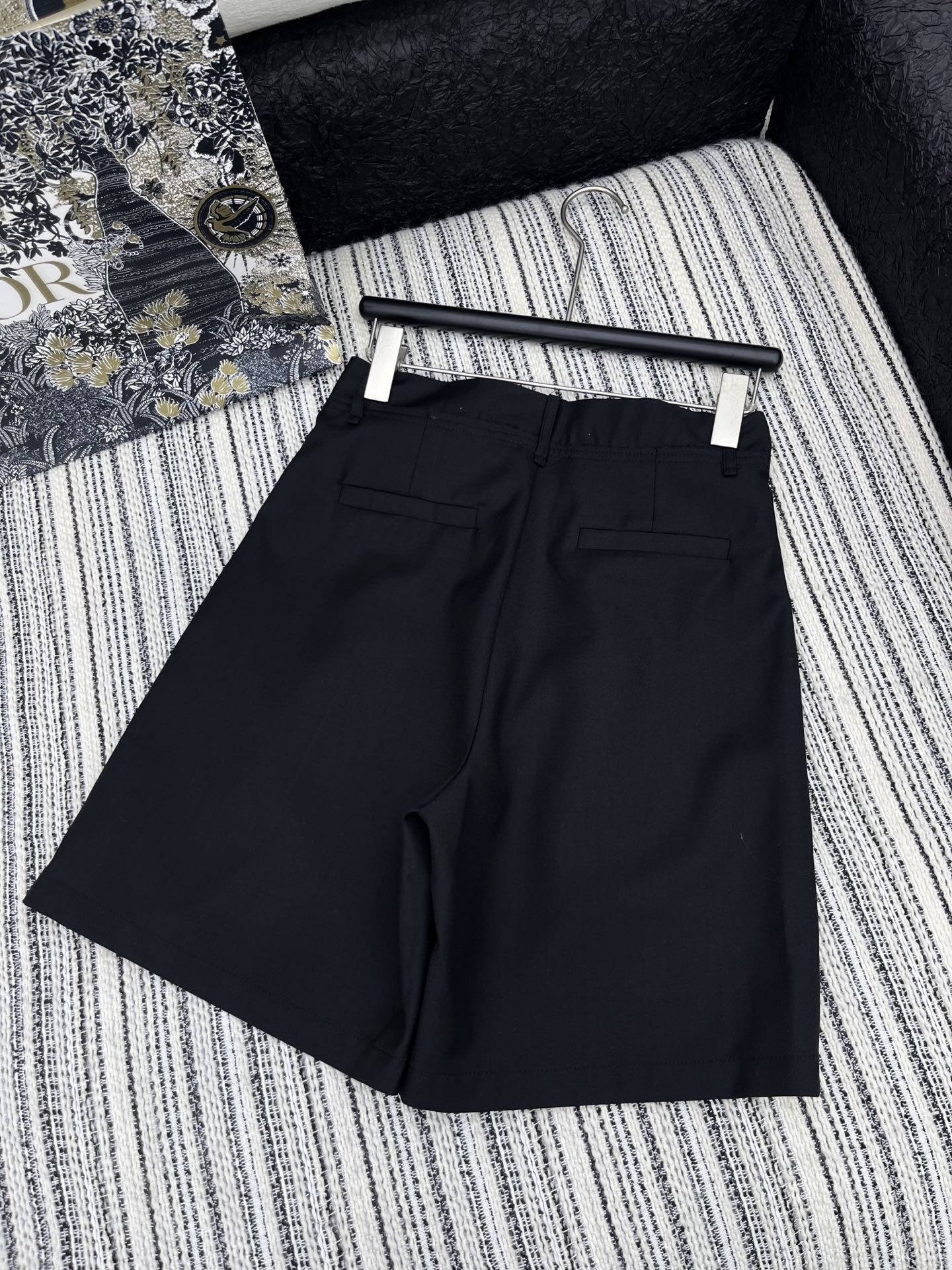 🛒𝐍𝐄𝐖 · 𝟐𝟎𝟐5/爆款现货

✔️时髦精们衣橱必备的一条百慕大中裤
原单品质  MM6经典拉线心机
