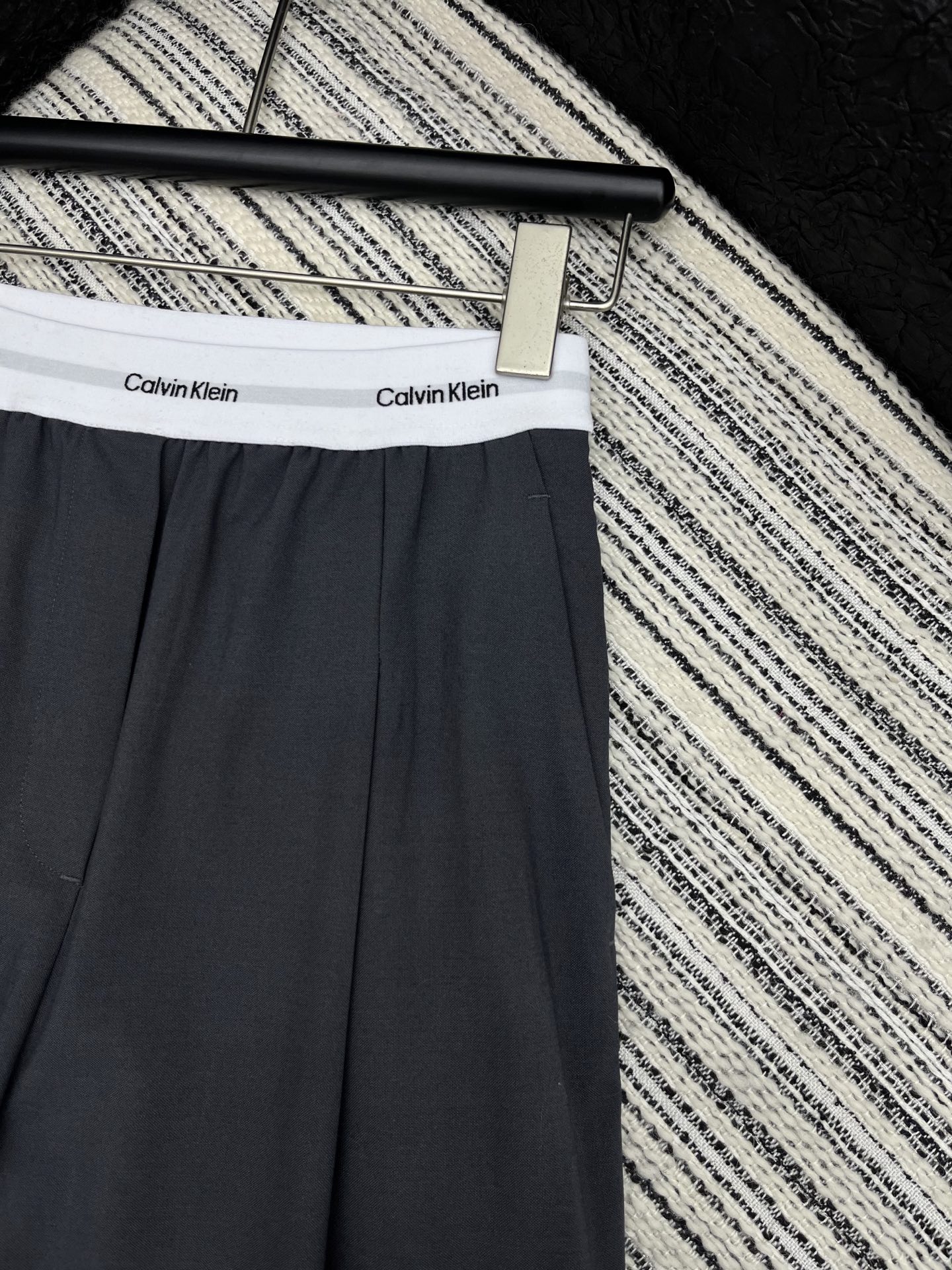 🛒𝐍𝐄𝐖 · 𝟐𝟎𝟐5/爆款现货

原单品质  CK｜2025新款撞色腰头西裤
极具设计感的一款百搭休闲