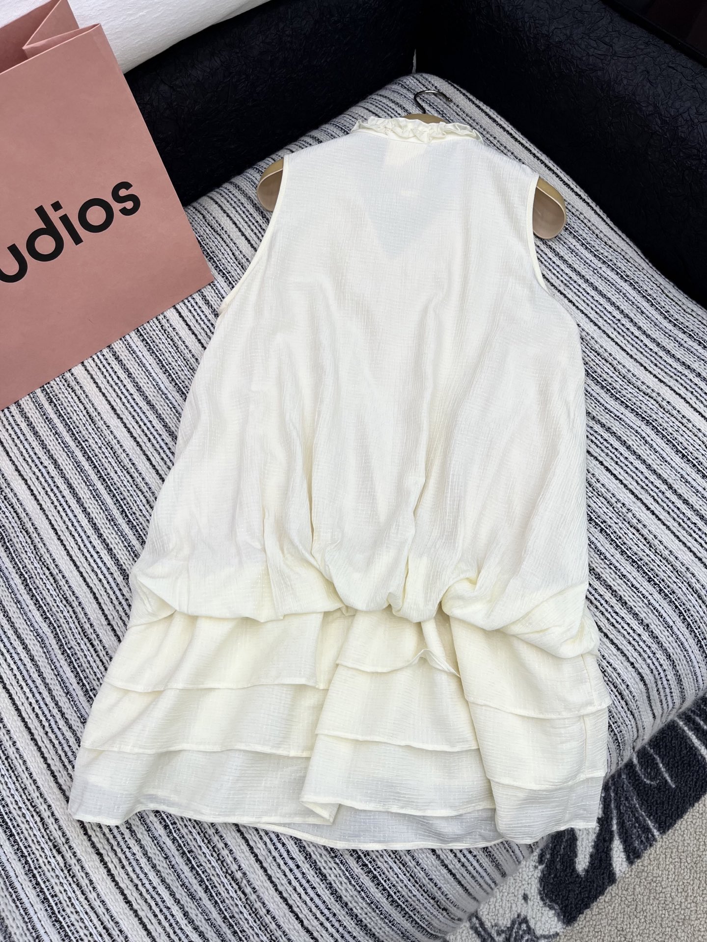 🛒𝐍𝐄𝐖 · 𝟐𝟎𝟐5/爆款现货

原单品质 Chane*｜2025新品中古风重工手工背心裙
定制YB进