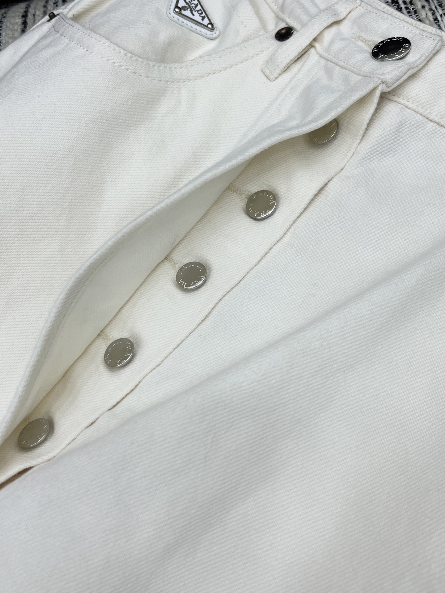 🛒𝐍𝐄𝐖 · 𝟐𝟎𝟐5/爆款现货

【原版订制】Prad*｜25新款大阔腿牛仔裤
颜色百搭高级 简约时尚
