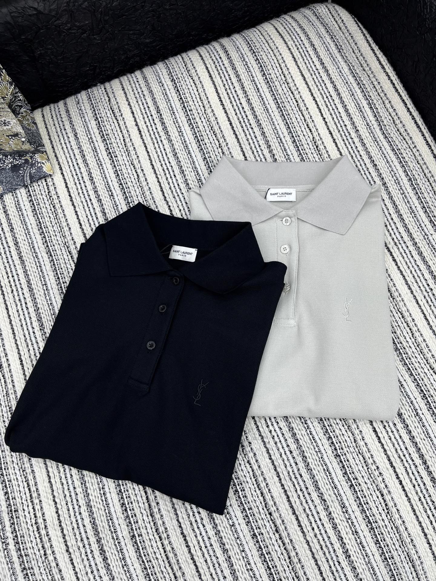 🛒𝐍𝐄𝐖 · 𝟐𝟎𝟐5/爆款现货

【原单品质】  Ysl*｜精致染色翻领polo刺绣T恤
高订面料 亲