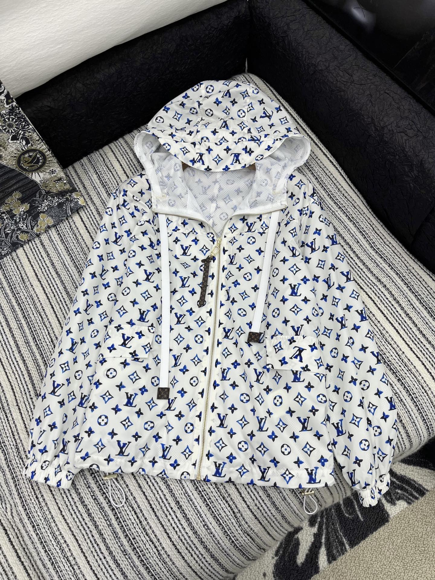 🛒𝐍𝐄𝐖 · 𝟐𝟎𝟐5/爆款现货

原单品质 Chane*｜25春夏新品老花印花防晒外套
原版订制面辅料