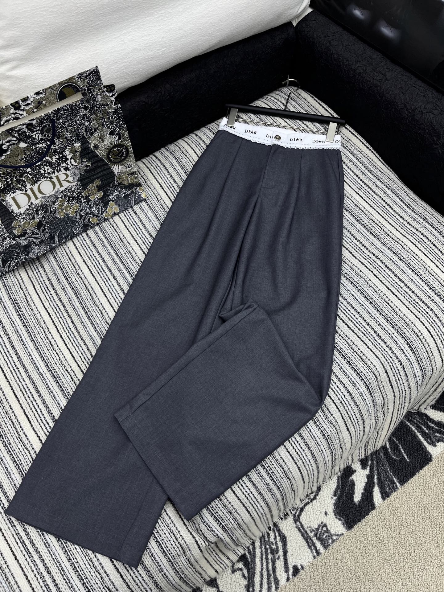 🛒𝐍𝐄𝐖 · 𝟐𝟎𝟐5/爆款现货

原单高品质  Dio*｜25新款花边休闲裤
颜色百搭高级 定制拼接腰