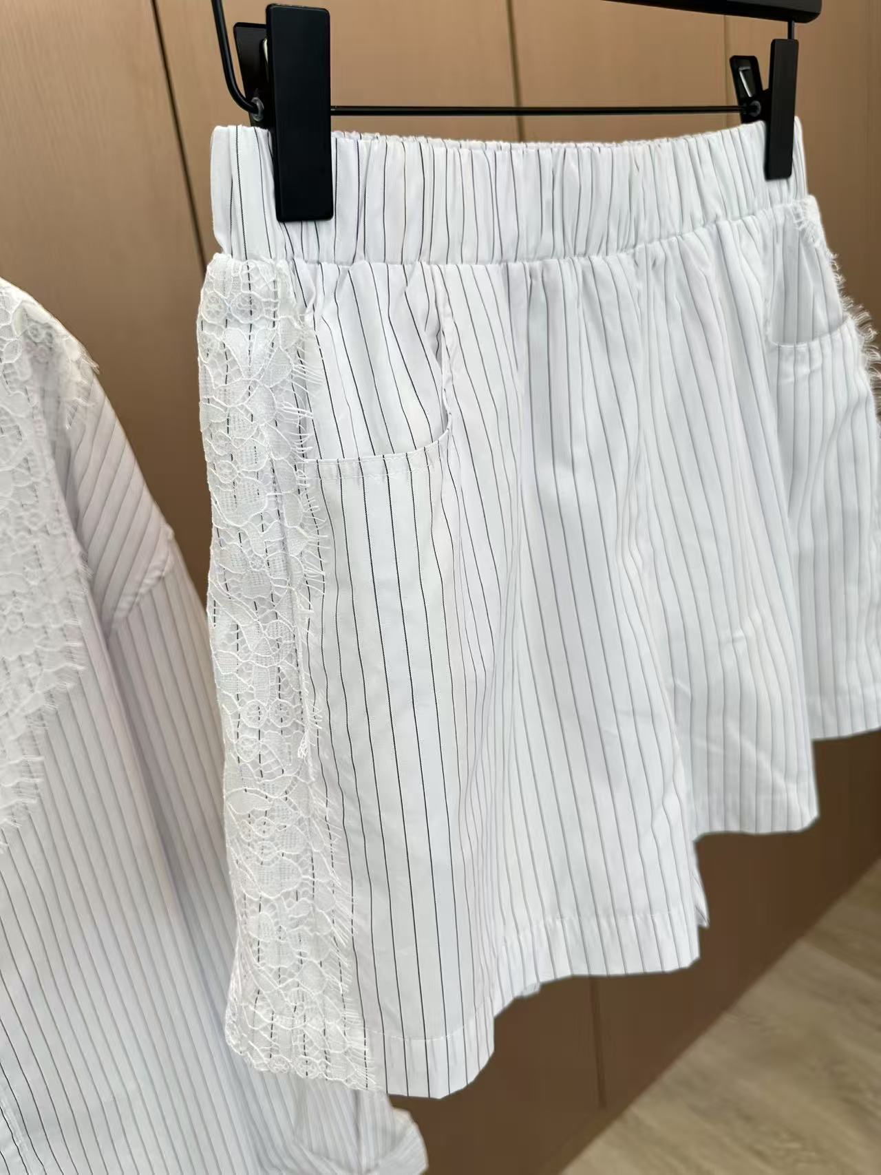 🛒𝐍𝐄𝐖 · 𝟐𝟎𝟐5/爆款现货

原单品质  Chane*｜25春夏新品刺绣条纹衬衫短裤套装！
高端定