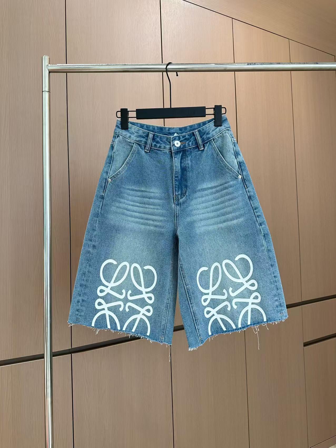 🛒𝐍𝐄𝐖 · 𝟐𝟎𝟐5/爆款现货

原单品质  Loe*｜女神同款五分毛边牛仔裤 
这款牛仔裤选用优质面