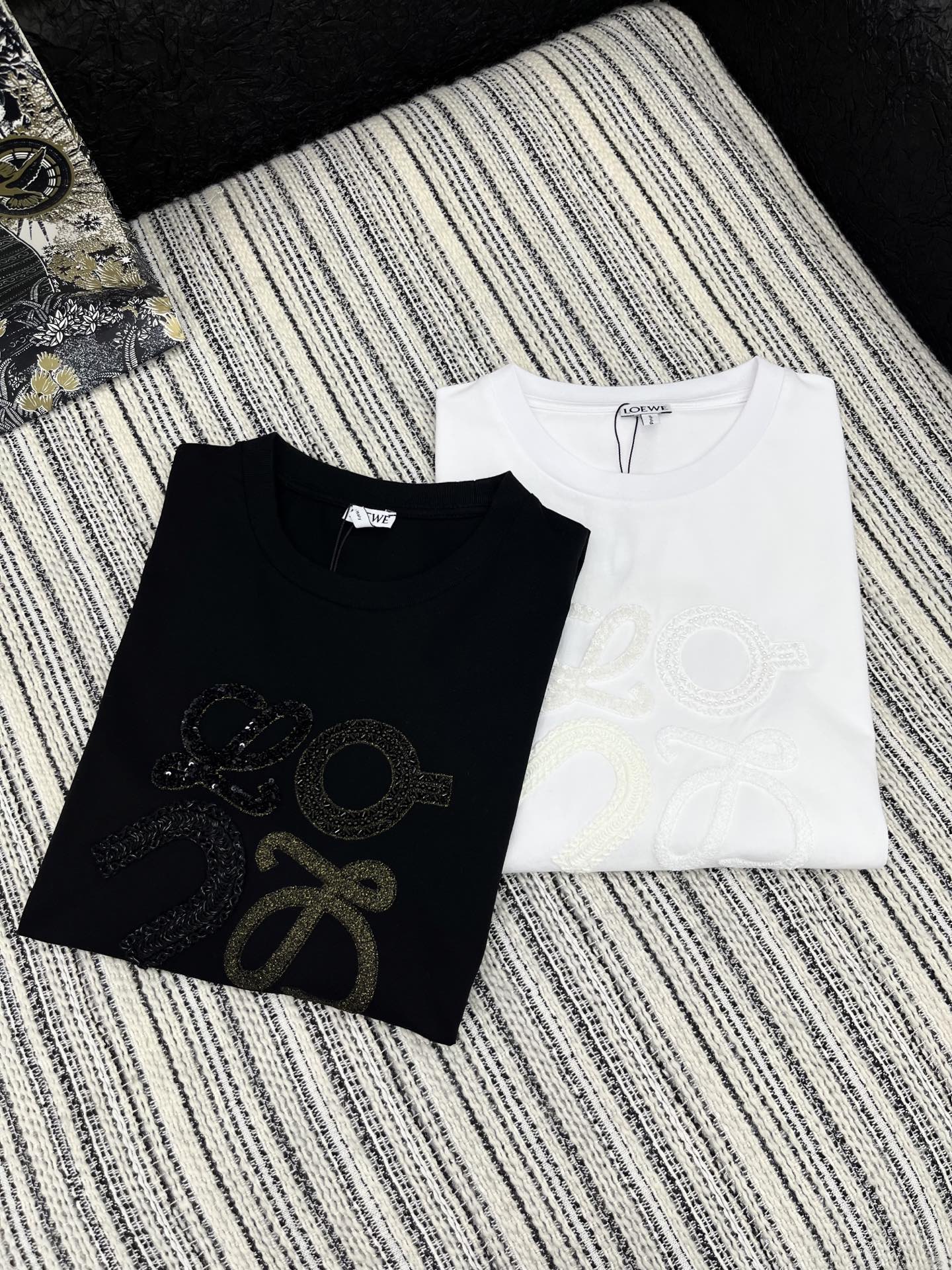 🛒𝐍𝐄𝐖 · 𝟐𝟎𝟐5/爆款现货

原单品质  Loew*｜2025早春圆领刺绣短袖𝑇𝑒𝑒
定制YB斜纹