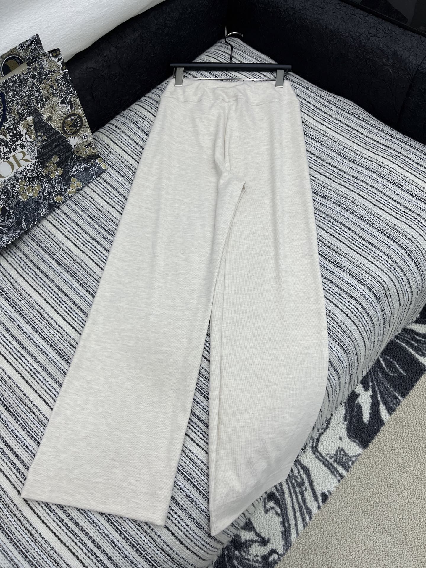 🛒𝐍𝐄𝐖 · 𝟐𝟎𝟐5/爆款现货

原单品质  Alo｜25春夏新品弹力休闲裤！
定制亲肤面料 极简主义