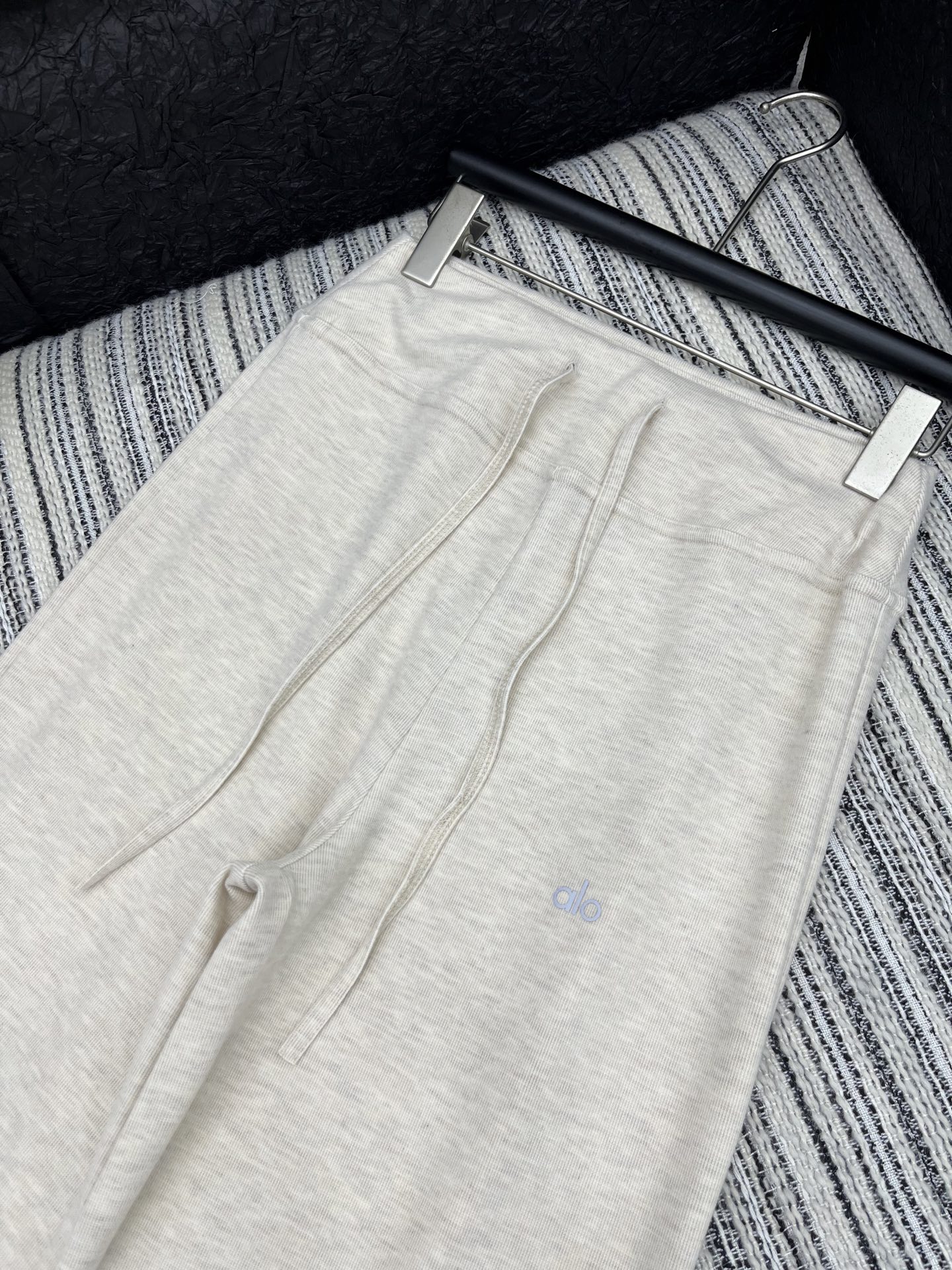 🛒𝐍𝐄𝐖 · 𝟐𝟎𝟐5/爆款现货

原单品质  Alo｜25春夏新品弹力休闲裤！
定制亲肤面料 极简主义