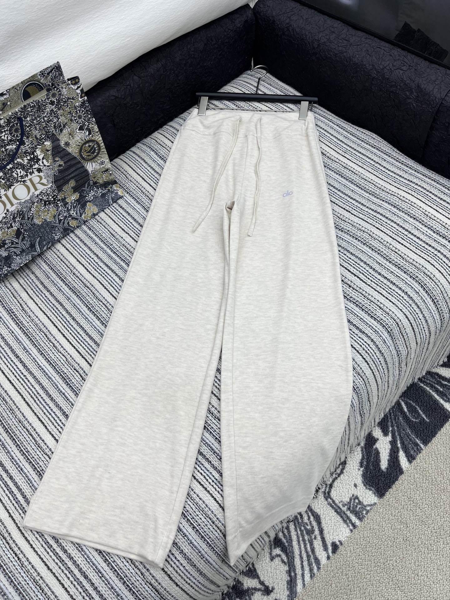 🛒𝐍𝐄𝐖 · 𝟐𝟎𝟐5/爆款现货

原单品质  Alo｜25春夏新品弹力休闲裤！
定制亲肤面料 极简主义