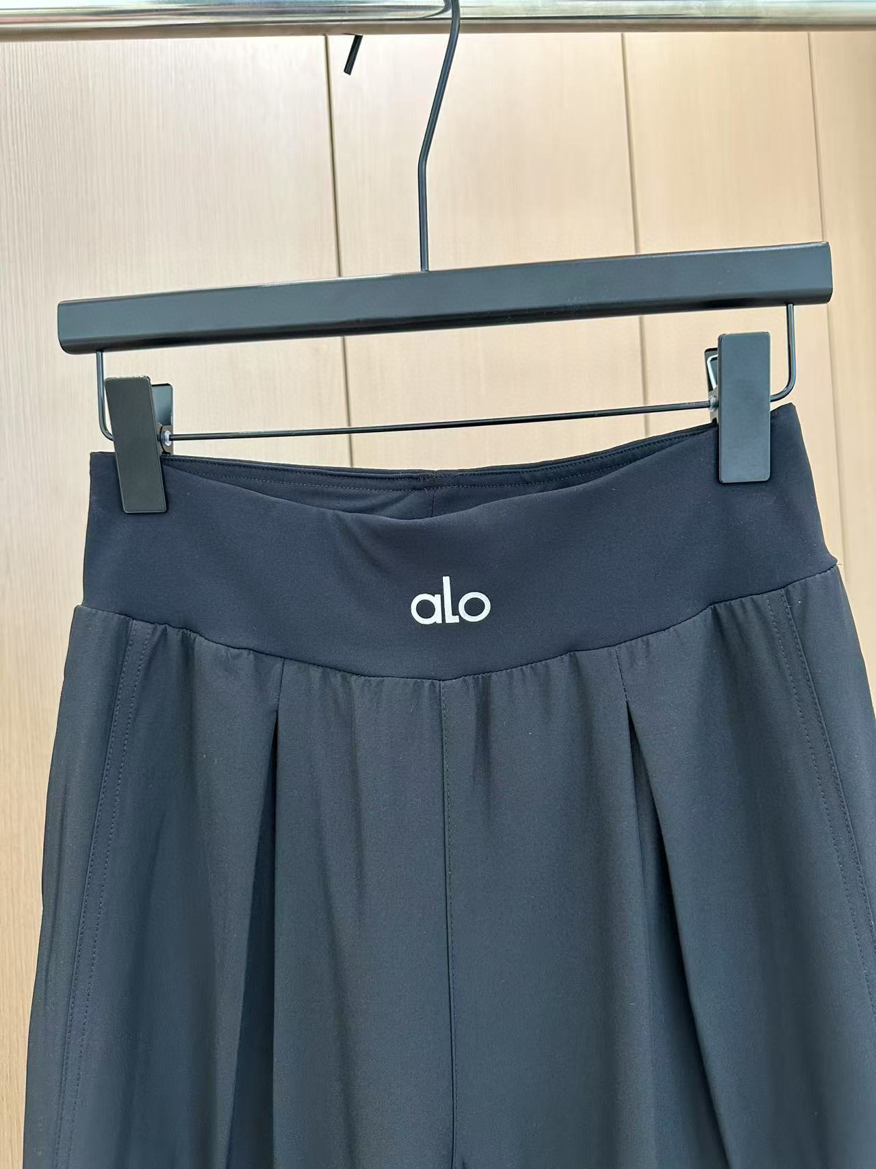 🛒𝐍𝐄𝐖 · 𝟐𝟎𝟐5/爆款现货

原单品质  Alo｜2025新款休闲西裤
极具设计感的一款百搭单品 