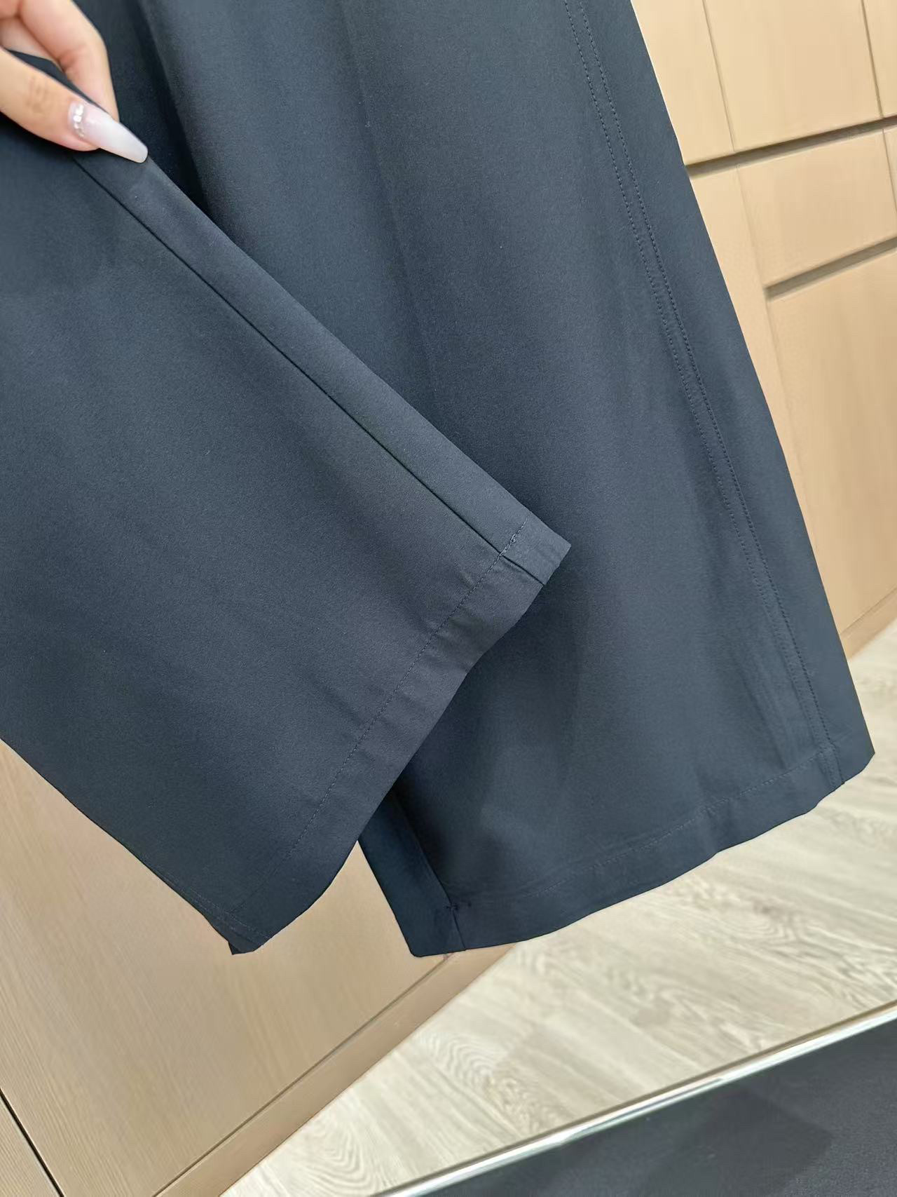 🛒𝐍𝐄𝐖 · 𝟐𝟎𝟐5/爆款现货

原单品质  Alo｜2025新款休闲西裤
极具设计感的一款百搭单品 