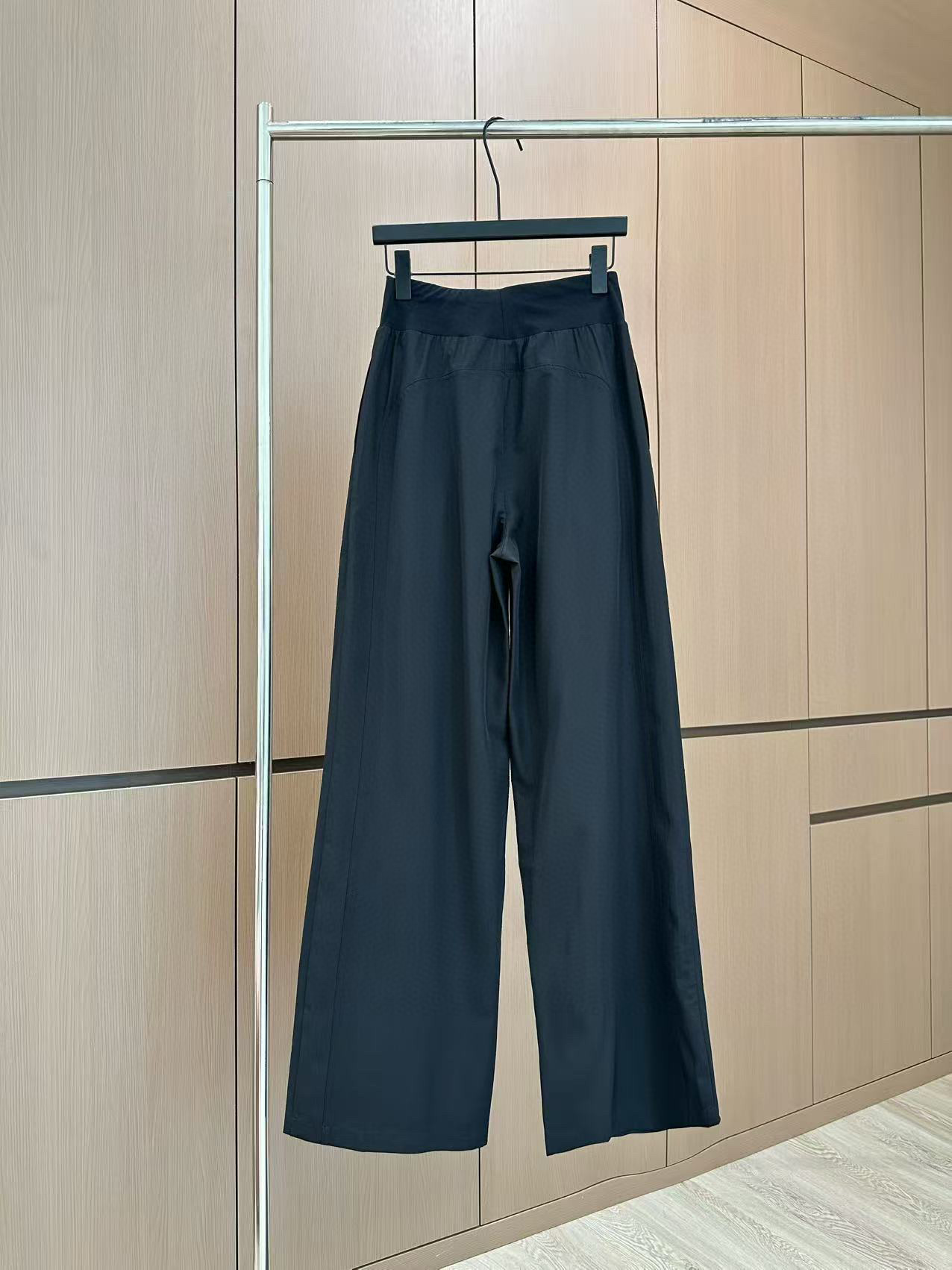 🛒𝐍𝐄𝐖 · 𝟐𝟎𝟐5/爆款现货

原单品质  Alo｜2025新款休闲西裤
极具设计感的一款百搭单品 