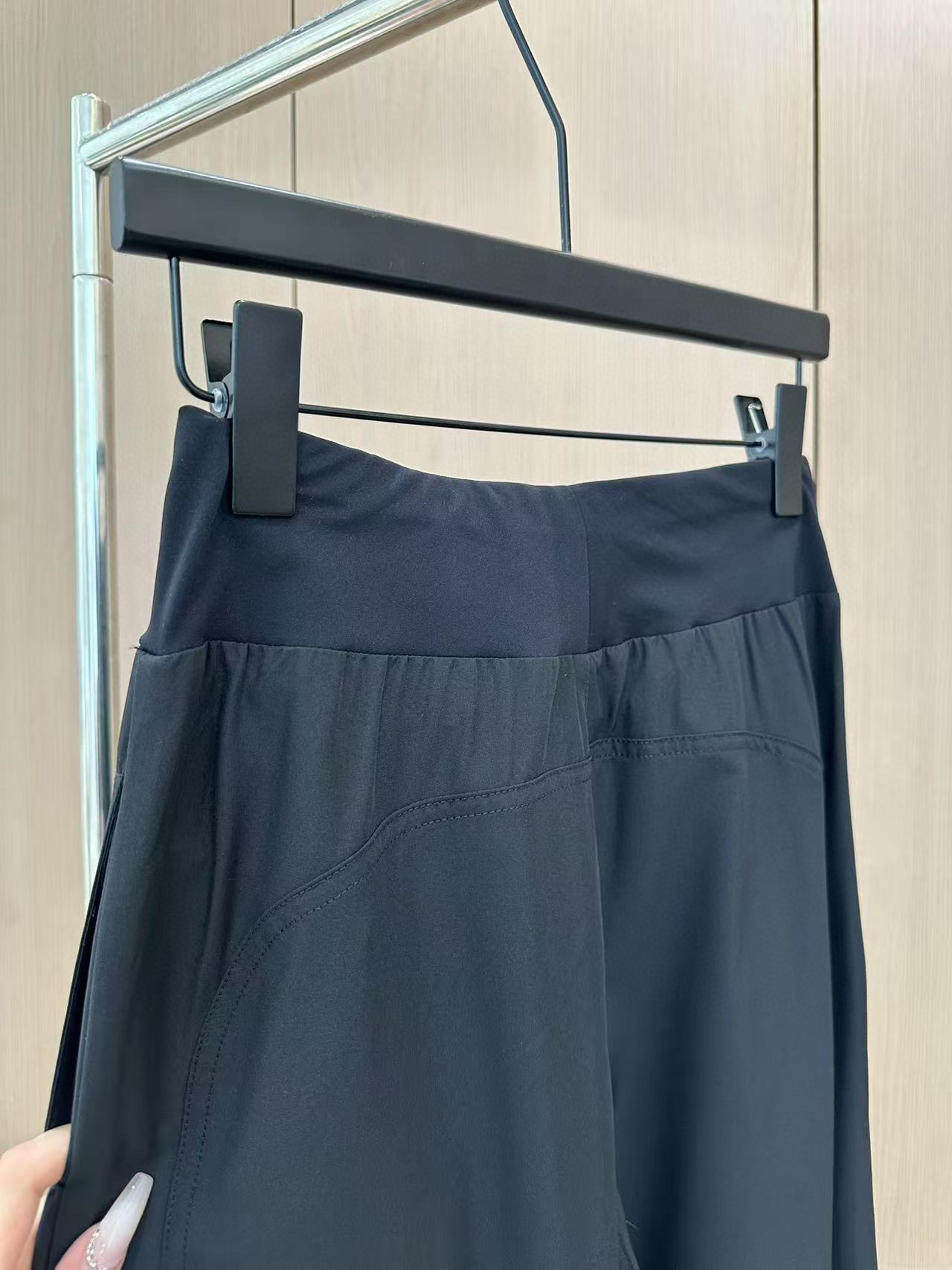 🛒𝐍𝐄𝐖 · 𝟐𝟎𝟐5/爆款现货

原单品质  Alo｜2025新款休闲西裤
极具设计感的一款百搭单品 