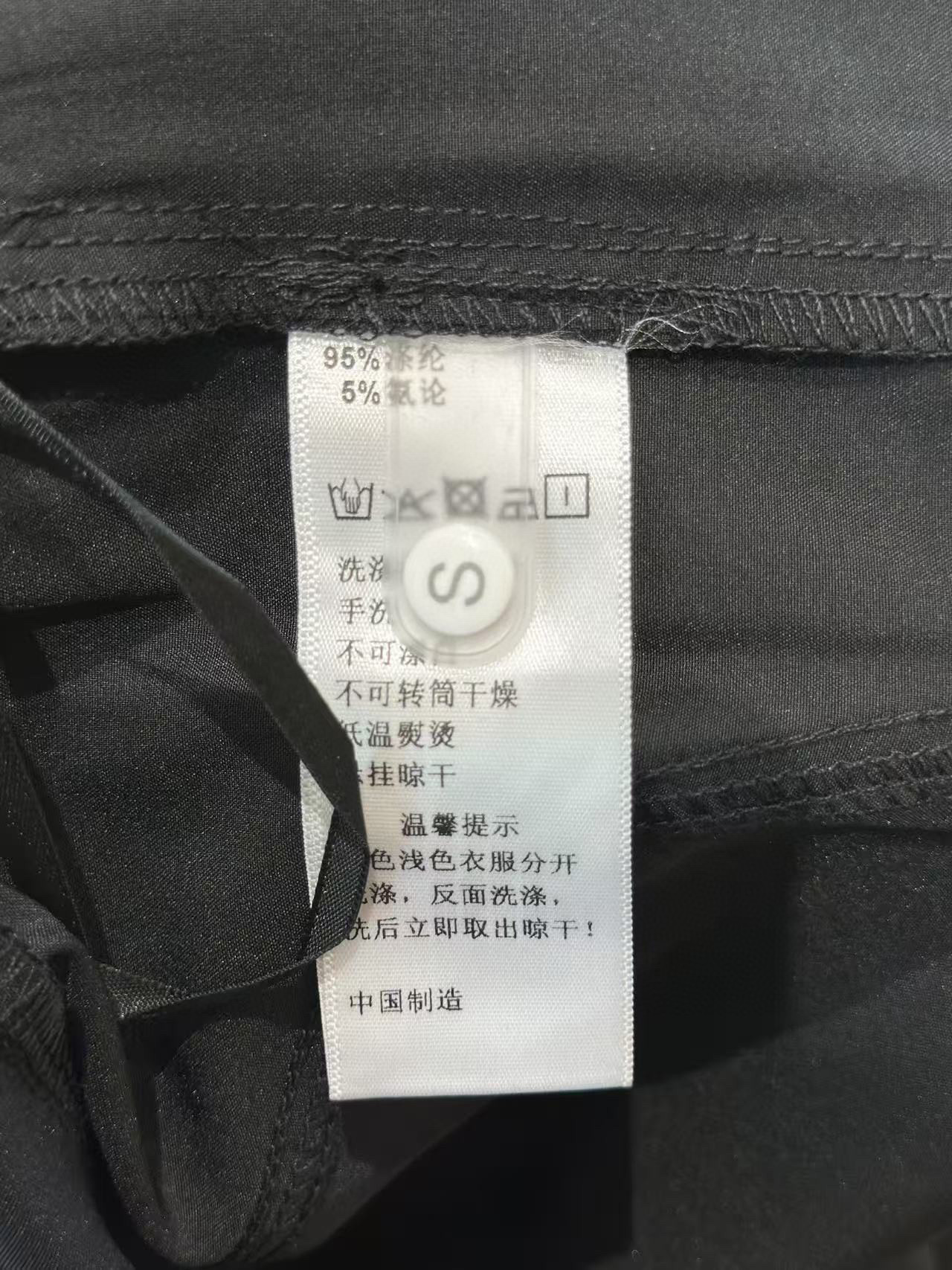 🛒𝐍𝐄𝐖 · 𝟐𝟎𝟐5/爆款现货

原单品质  Alo｜2025新款休闲西裤
极具设计感的一款百搭单品 