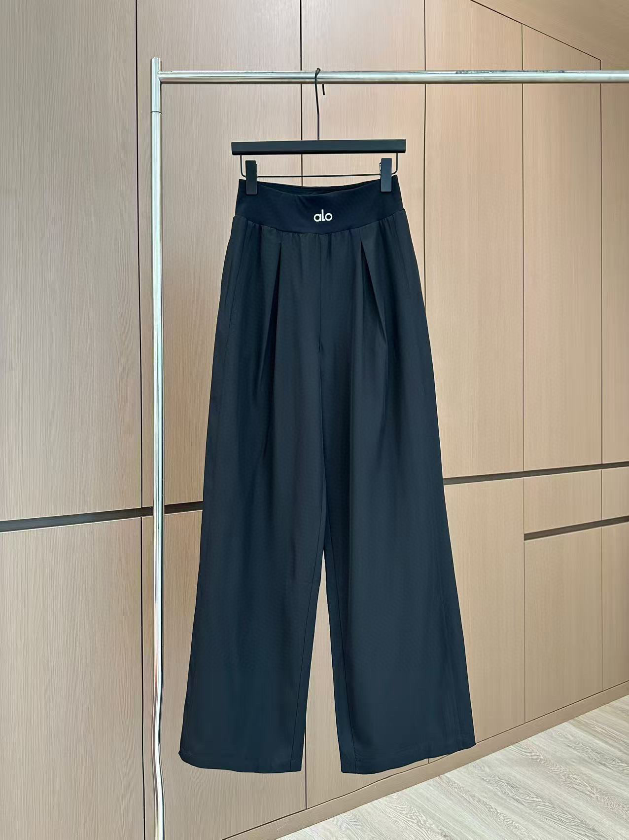 🛒𝐍𝐄𝐖 · 𝟐𝟎𝟐5/爆款现货

原单品质  Alo｜2025新款休闲西裤
极具设计感的一款百搭单品 
