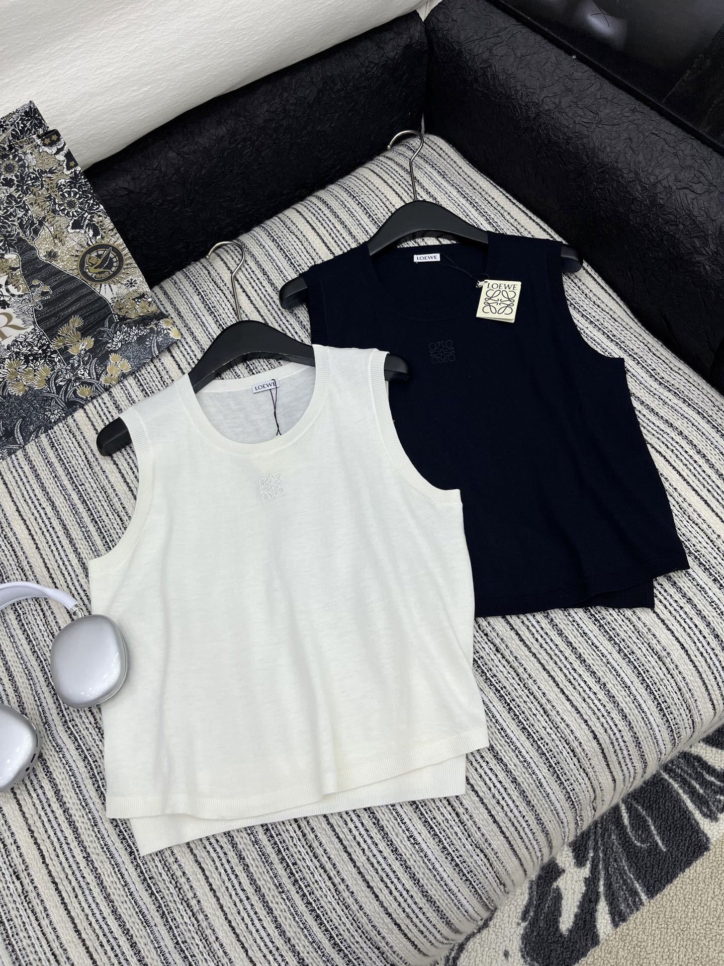 🛒𝐍𝐄𝐖 · 𝟐𝟎𝟐5/爆款现货

原单品质  Loew*｜ 2025SS春夏新款 刺绣错层针织衫
这款