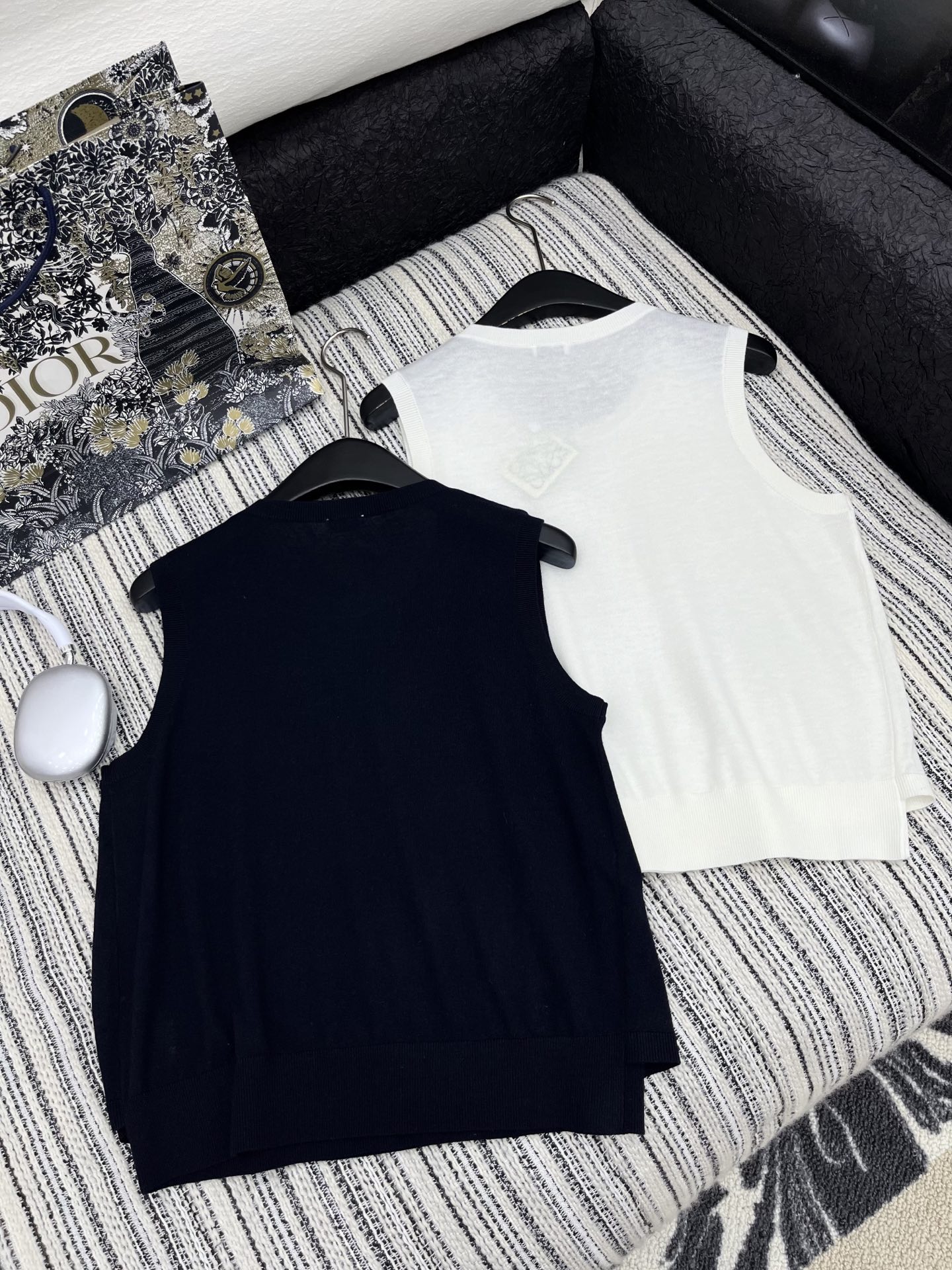 🛒𝐍𝐄𝐖 · 𝟐𝟎𝟐5/爆款现货

原单品质  Loew*｜ 2025SS春夏新款 刺绣错层针织衫
这款