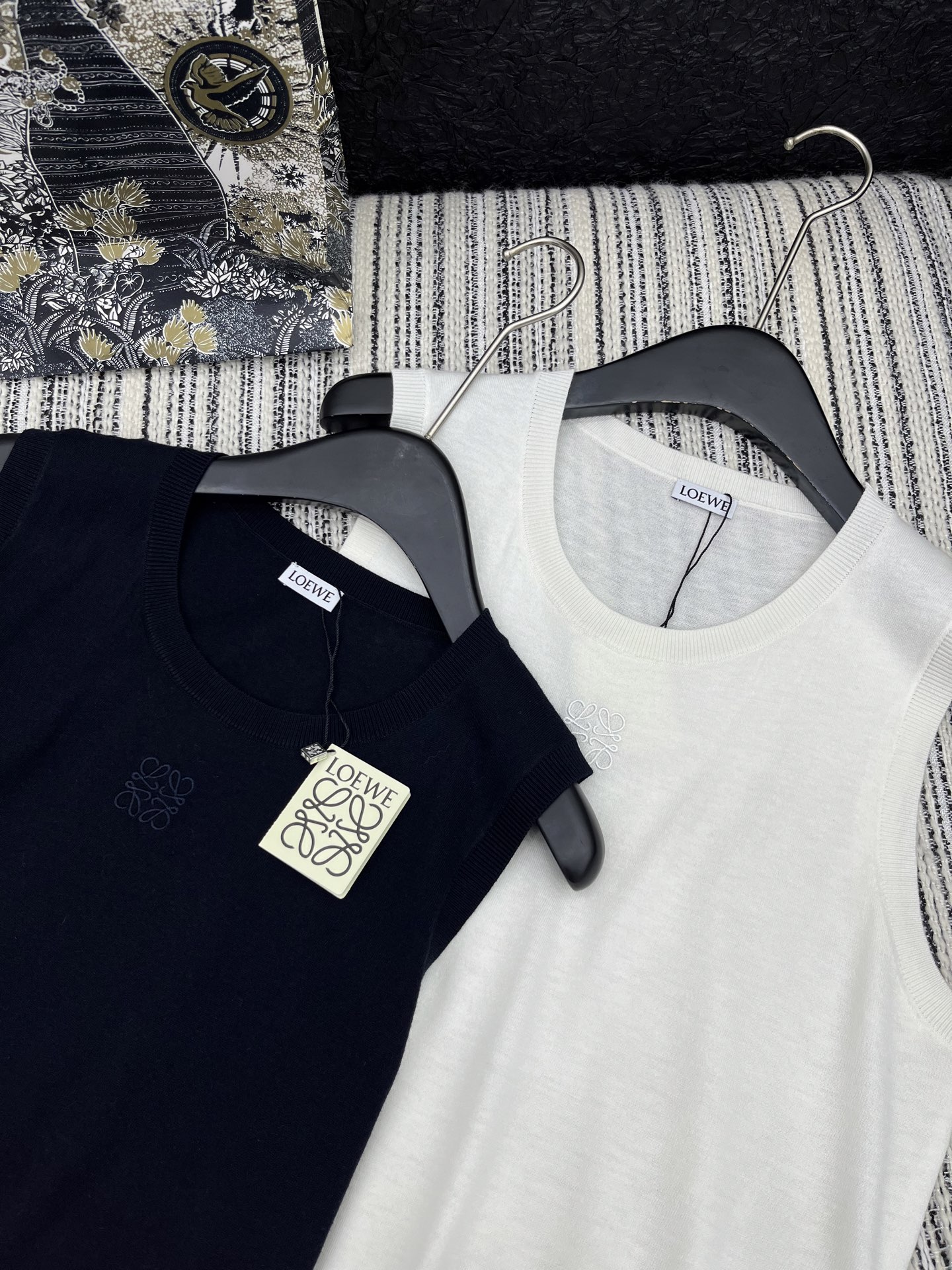 🛒𝐍𝐄𝐖 · 𝟐𝟎𝟐5/爆款现货

原单品质  Loew*｜ 2025SS春夏新款 刺绣错层针织衫
这款