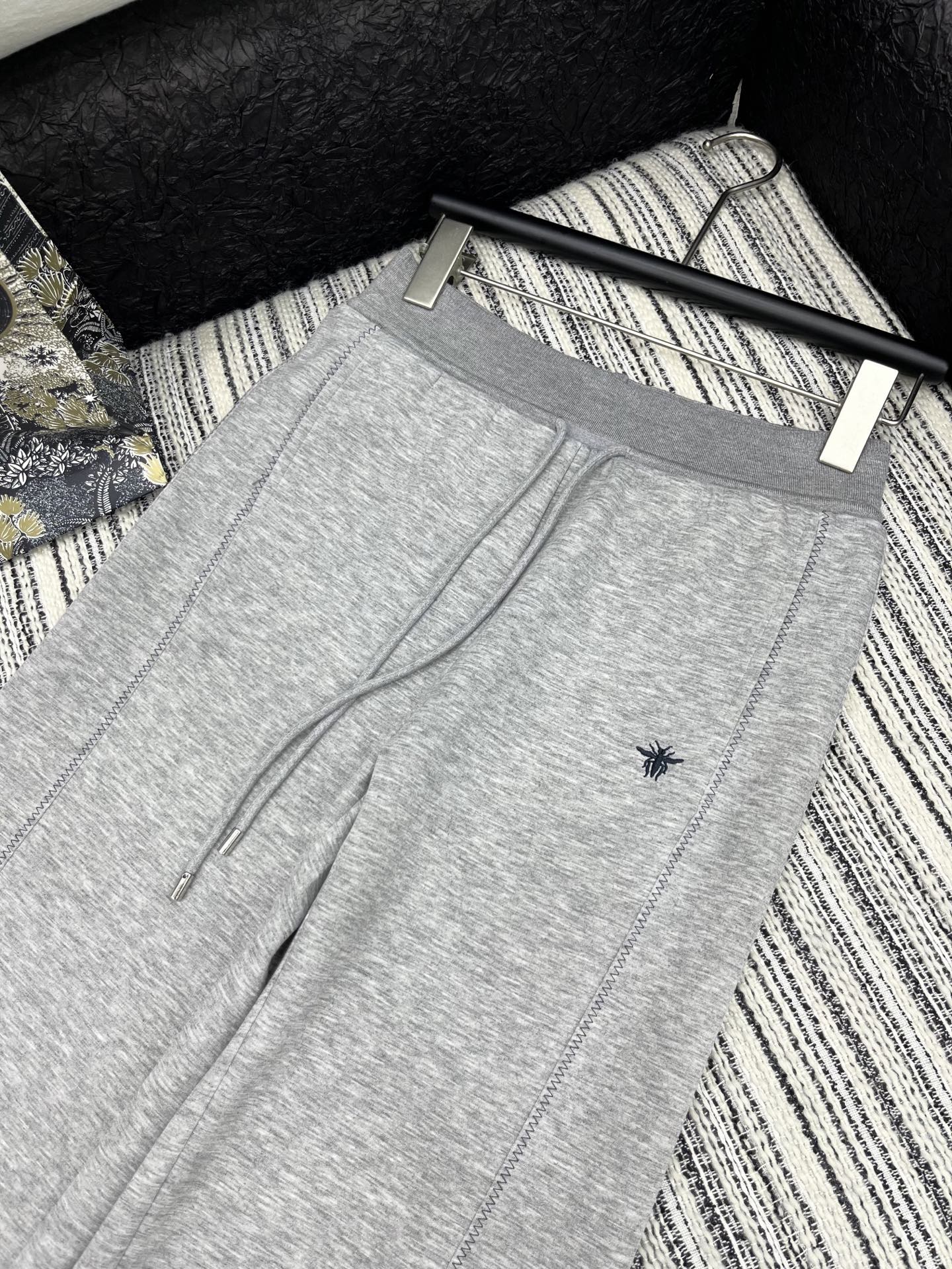 🛒𝐍𝐄𝐖 · 𝟐𝟎𝟐5/爆款现货

原单品质  Dio*｜25新款抽绳拼接休闲裤
颜色百搭高级  定制小