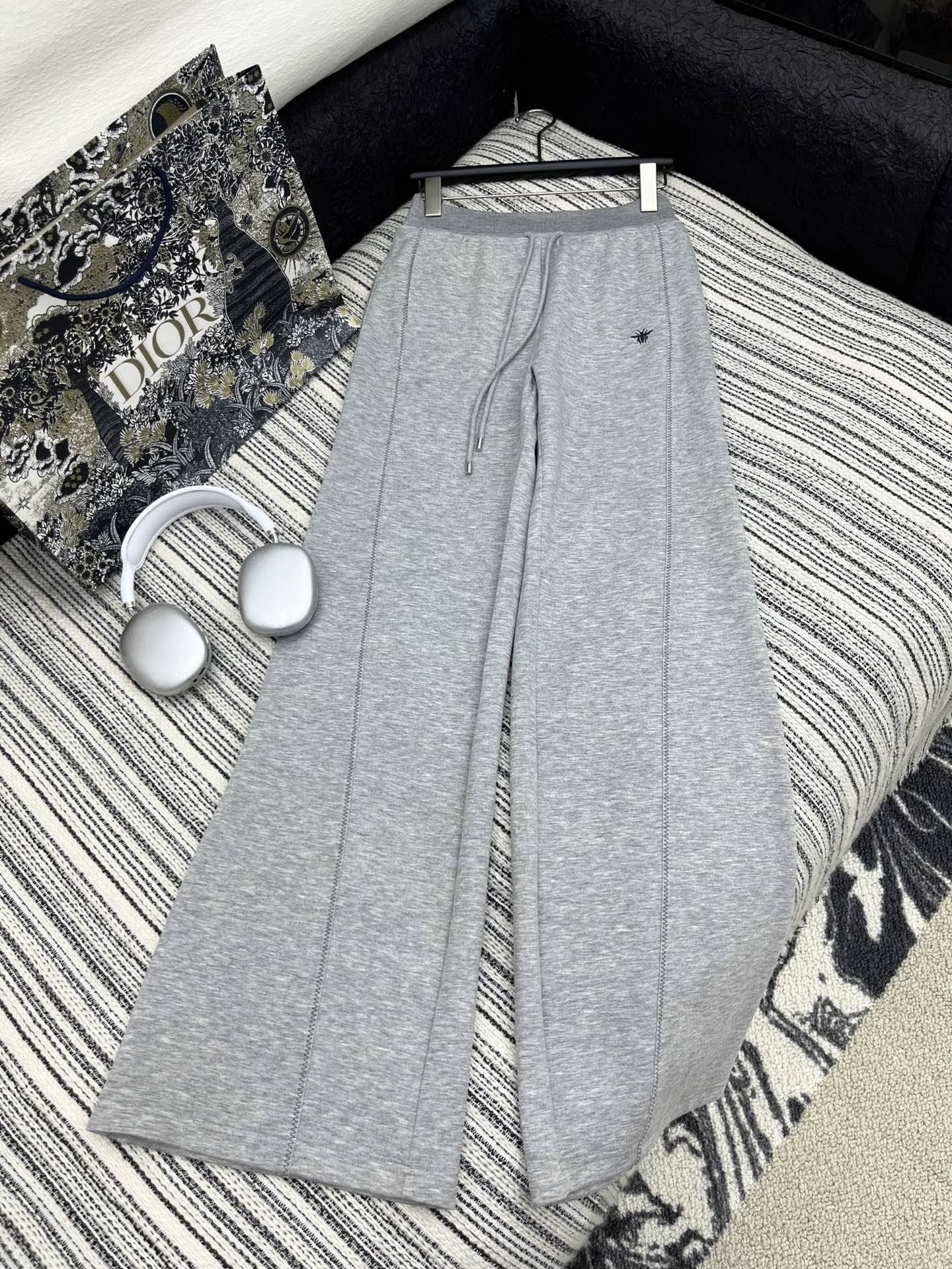 🛒𝐍𝐄𝐖 · 𝟐𝟎𝟐5/爆款现货

原单品质  Dio*｜25新款抽绳拼接休闲裤
颜色百搭高级  定制小